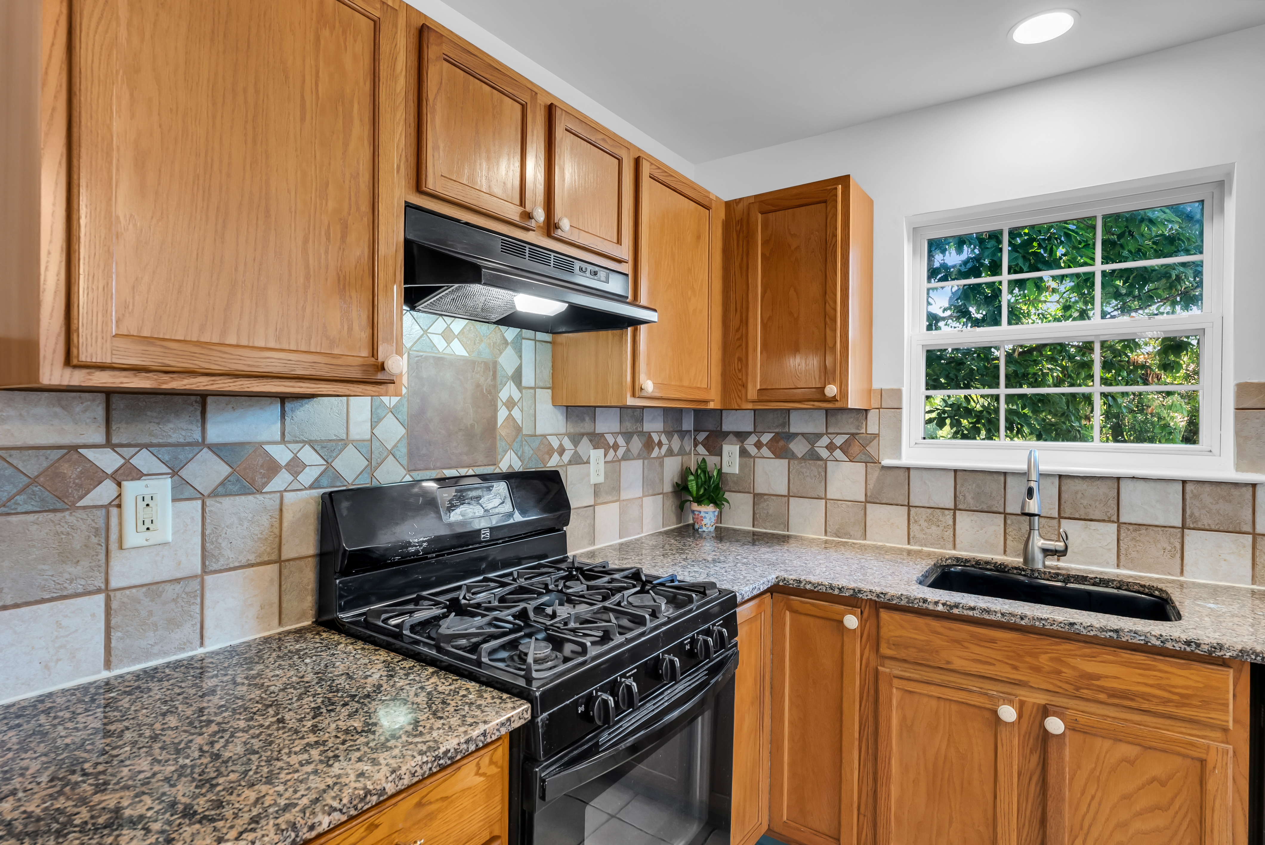 Woodland Hills Colonial Opportunity - 物件實景