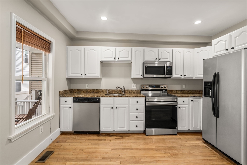 Watertown, Massachusetts, 02472, United States, 2 Bedrooms Bedrooms, ,1 BathroomBathrooms,Residential,For Sale,1940612