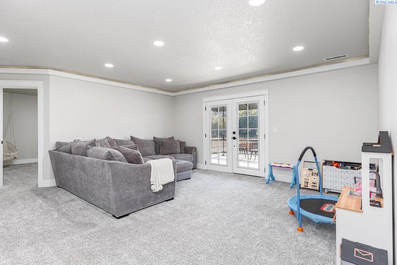 Kennewick, Washington, 99336, United States, 7 Bedrooms Bedrooms, ,7 BathroomsBathrooms,Residential,For Sale,1983847