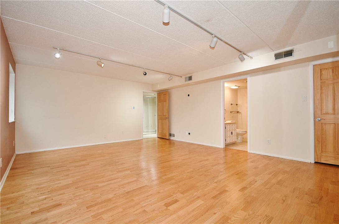 1000 Grandview Avenue Unit 401, Mt Washington, Pennsylvania, 15211, United States, 2 Bedrooms Bedrooms, ,2 BathroomsBathrooms,Residential,For Sale,1000 Grandview Avenue Unit 401,1662868