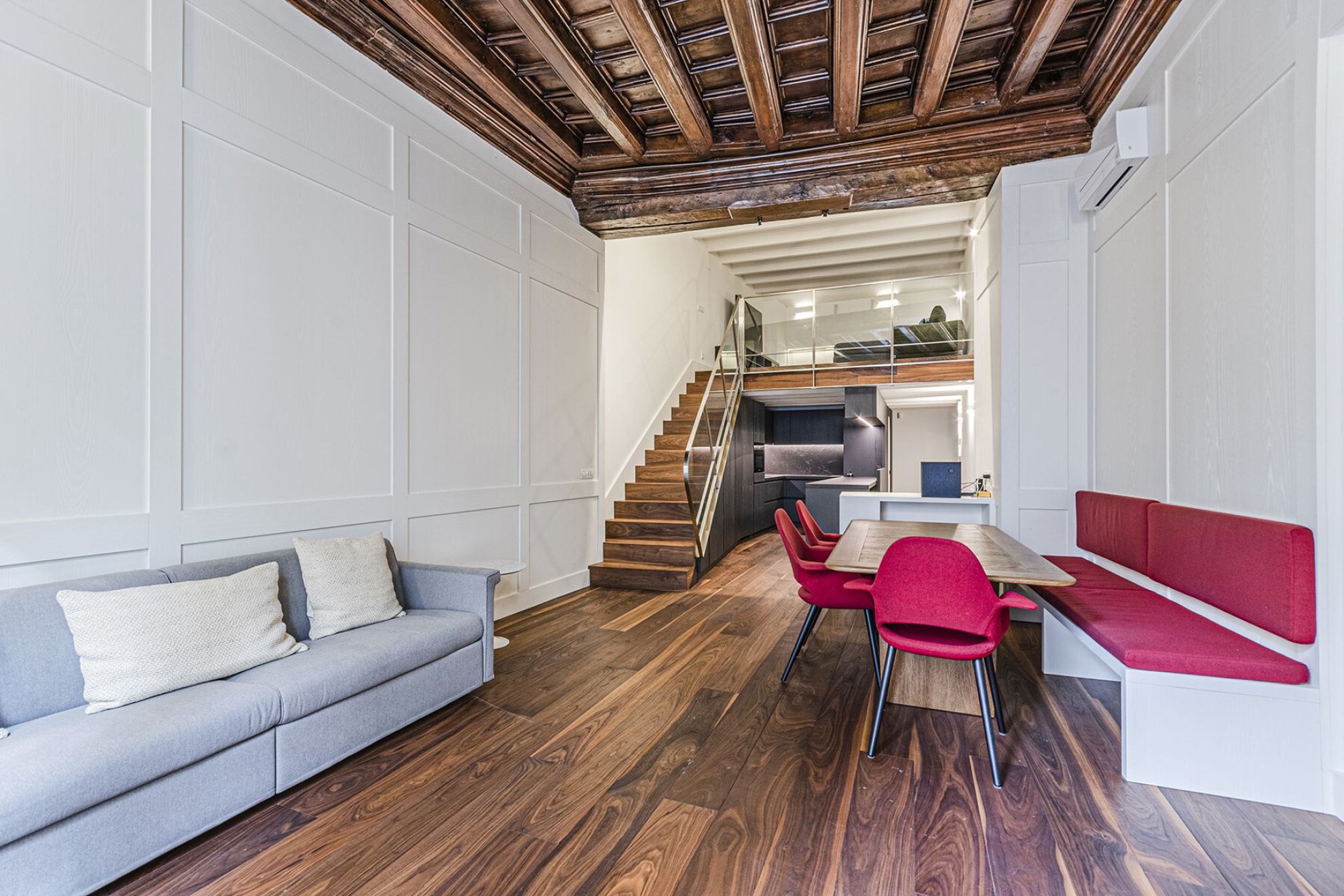  Authentic and medieval apartment with high ceilings in central El Born - 物件實景