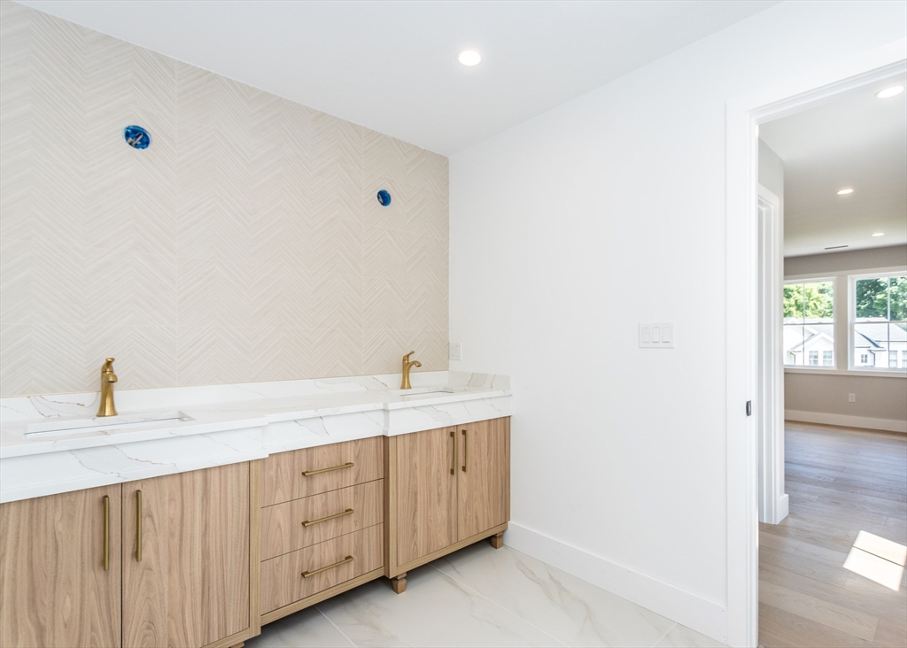 Waltham, Massachusetts, 02453, United States, 4 Bedrooms Bedrooms, ,5 BathroomsBathrooms,Residential,For Sale,1858244