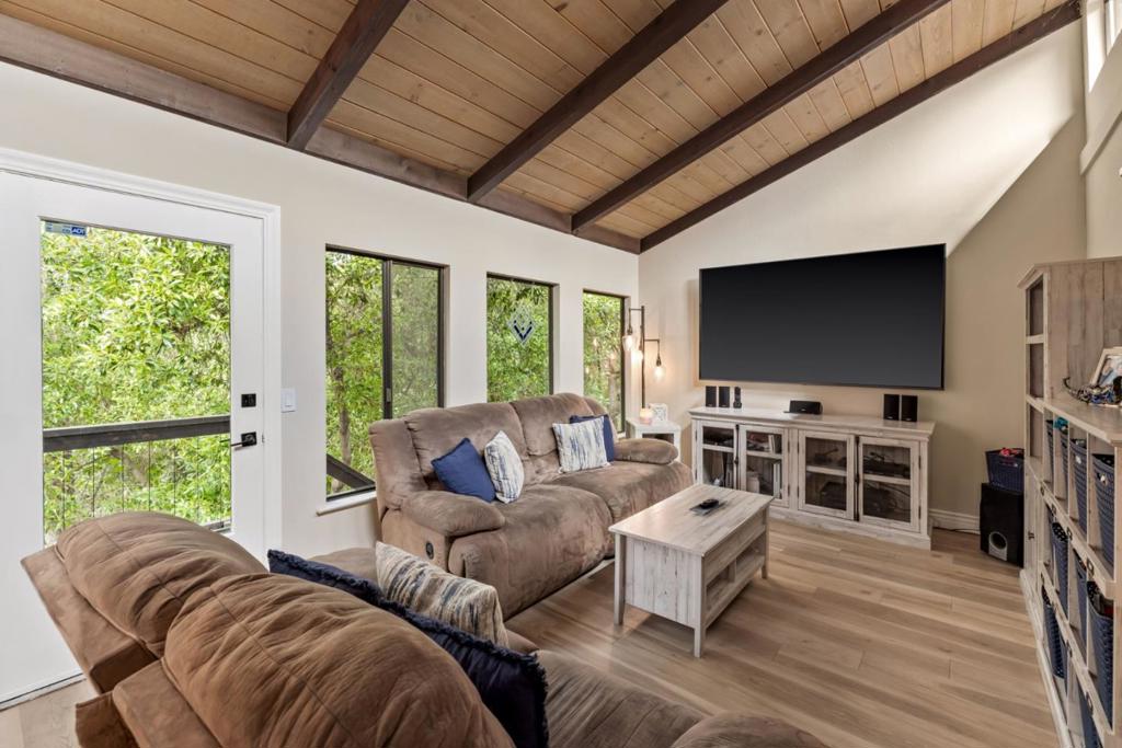 Monterey, California, 93940, United States, 3 Bedrooms Bedrooms, ,2 BathroomsBathrooms,Residential,For Sale,1975715