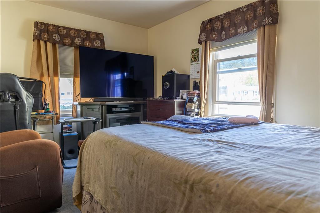 Warwick, Rhode Island, 02886, United States, 4 Bedrooms Bedrooms, ,1 BathroomBathrooms,Residential,For Sale,1943403