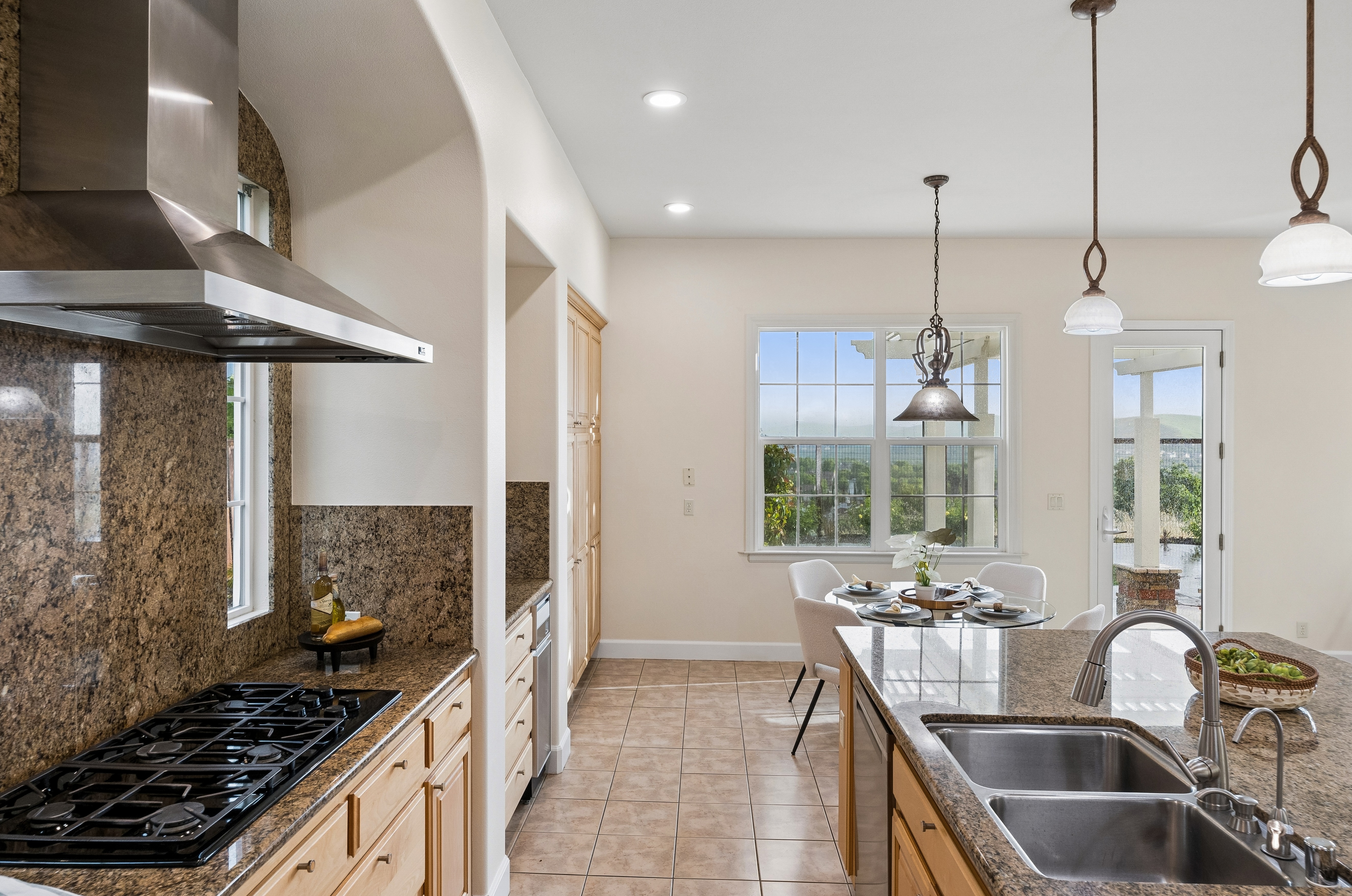  Panoramic Views and Timeless Design in This Stunning Shapell ?Gallery? Residence - 物件實景