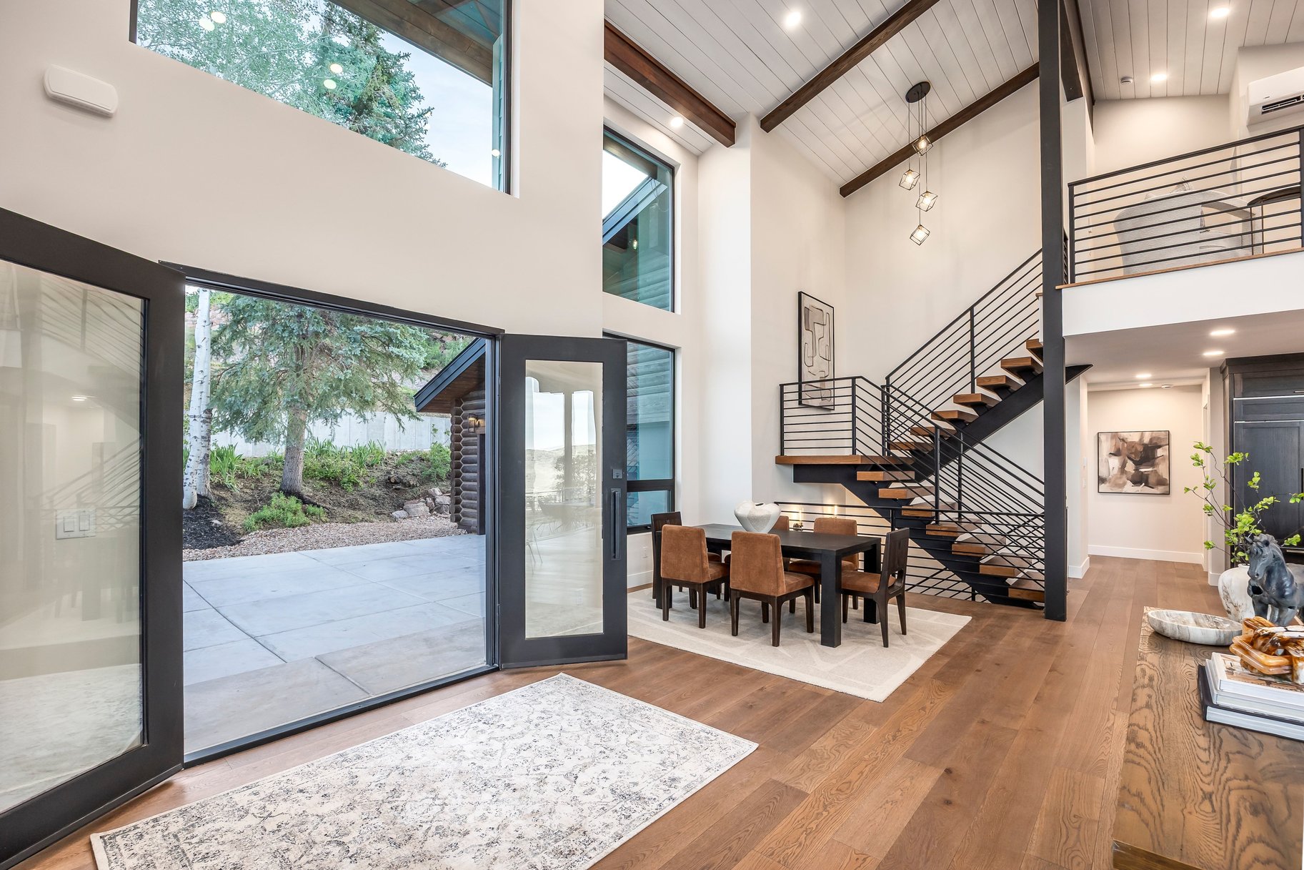  Full Scale Rebuild with Amazing Outdoor Spaces and Views - 物件實景