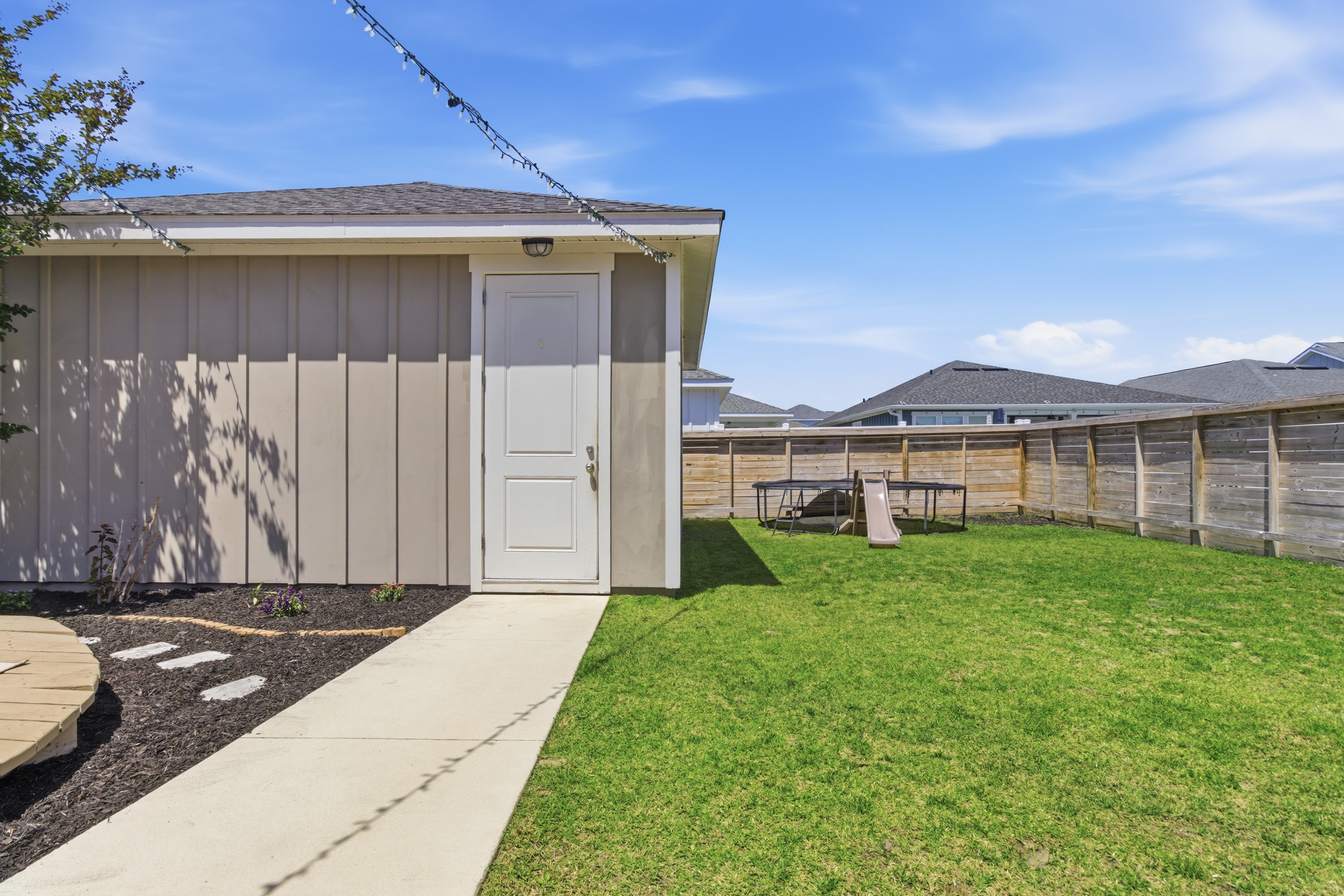  Spacious Corner-Lot Retreat With Flexible Living - 物件實景