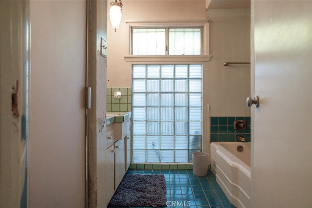 Los Angeles, California, 90018, United States, 2 Bedrooms Bedrooms, ,1 BathroomBathrooms,Residential,For Sale,1928435