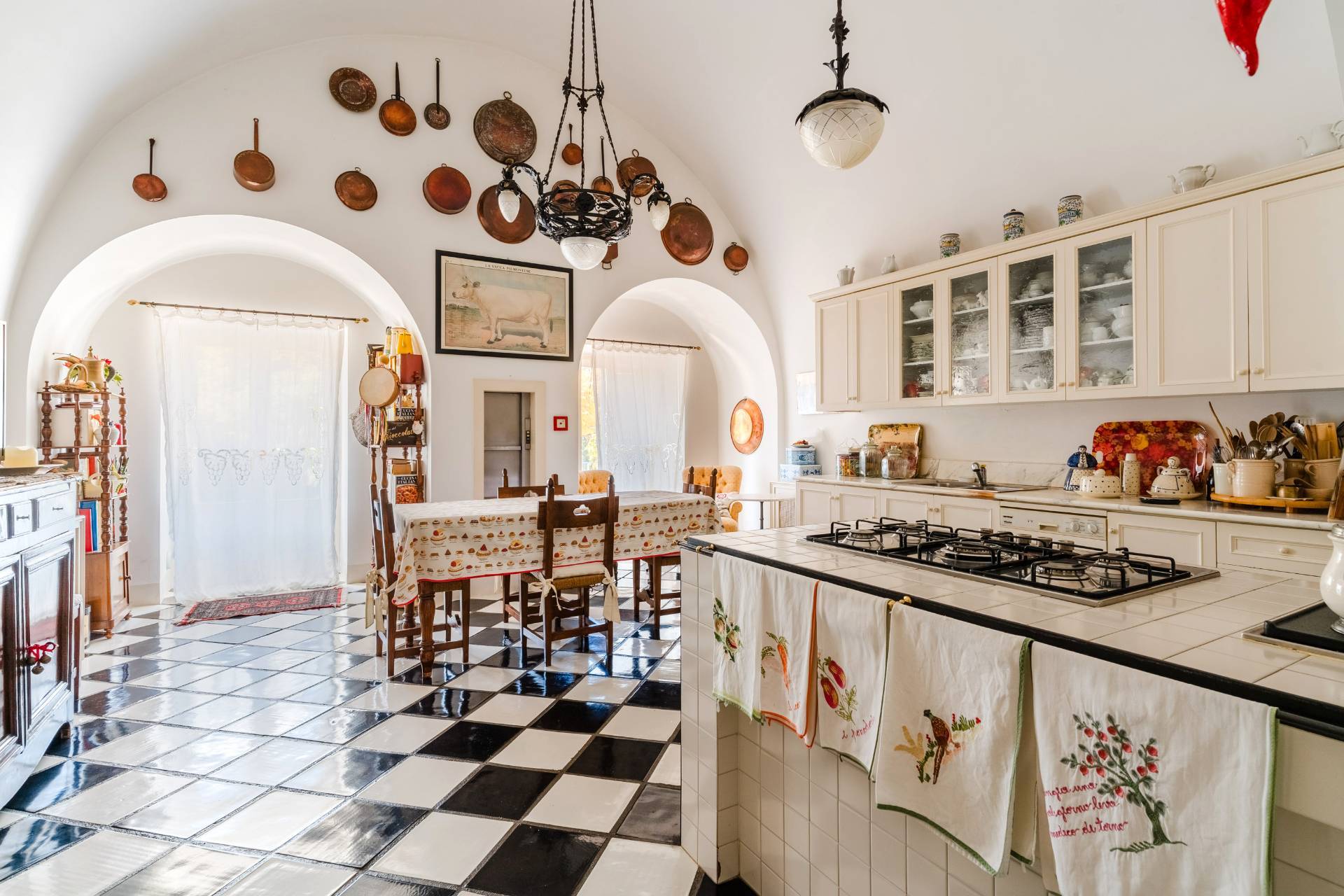 Gioia del Colle, Bari, 70023, IT, 6 Bedrooms Bedrooms, ,9 BathroomsBathrooms,Residential,For Sale,1991978