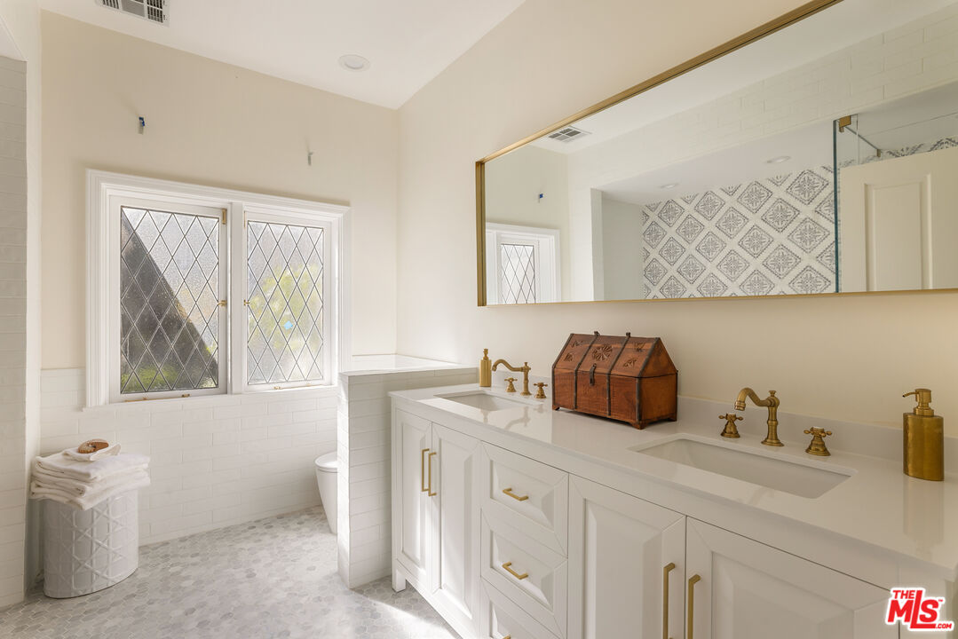 Beverly Hills, California, 90210, United States, 7 Bedrooms Bedrooms, ,9 BathroomsBathrooms,Residential,For Sale,1933482
