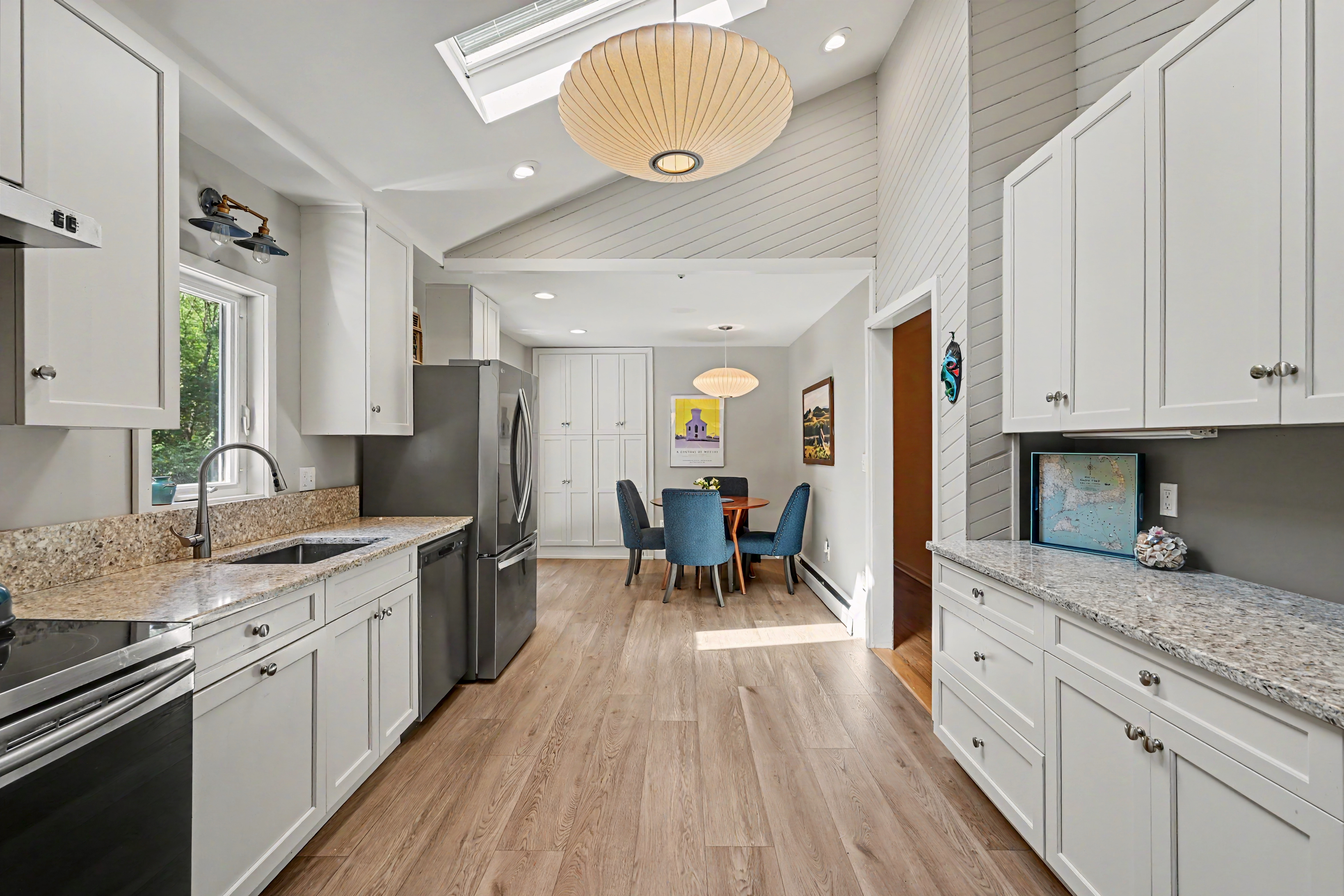  Sun-Drenched Contemporary Colonial Nestled on Two Picturesque Acres - 物件實景