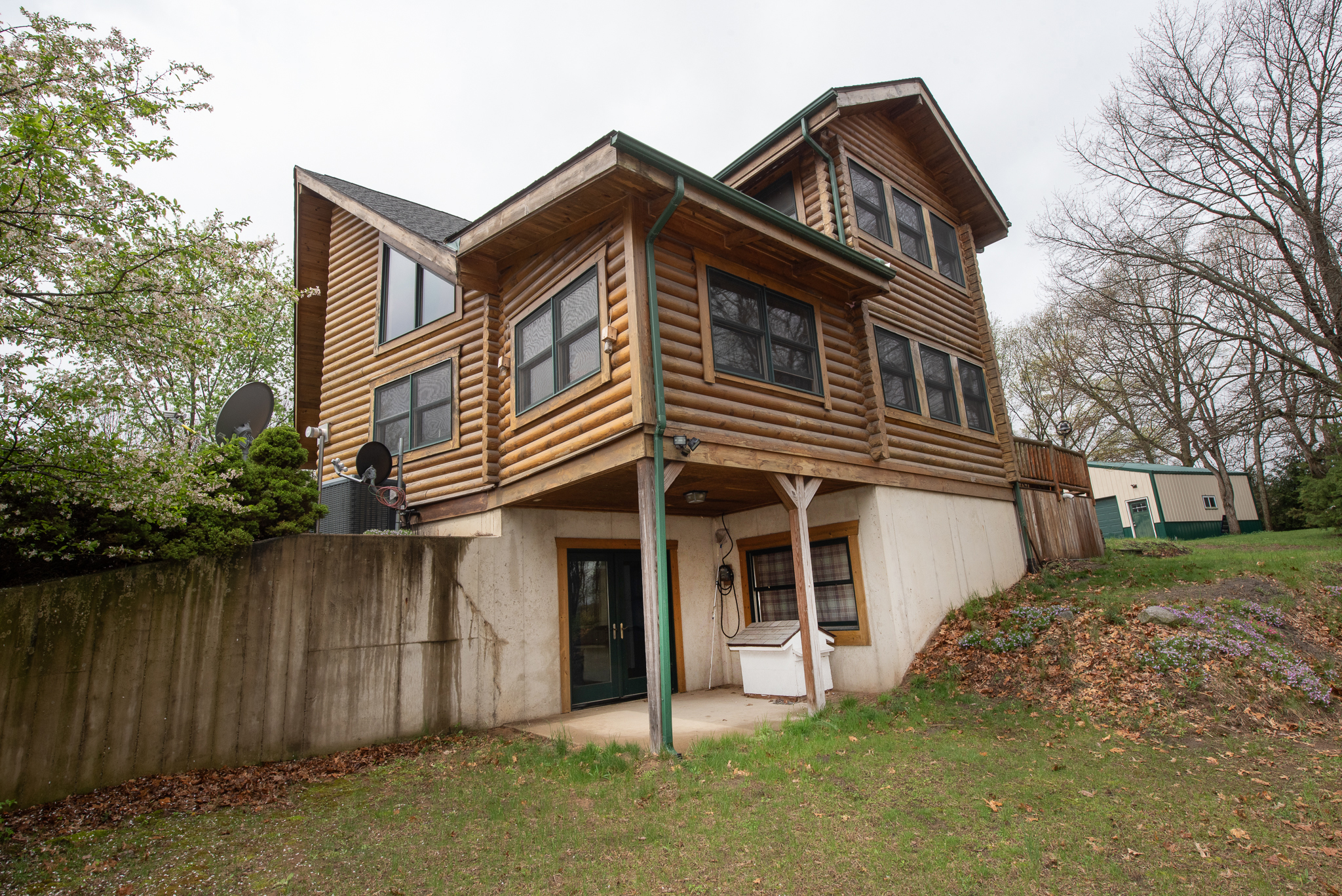  Custom Log Home Located on 2.7 Acres - 物件實景