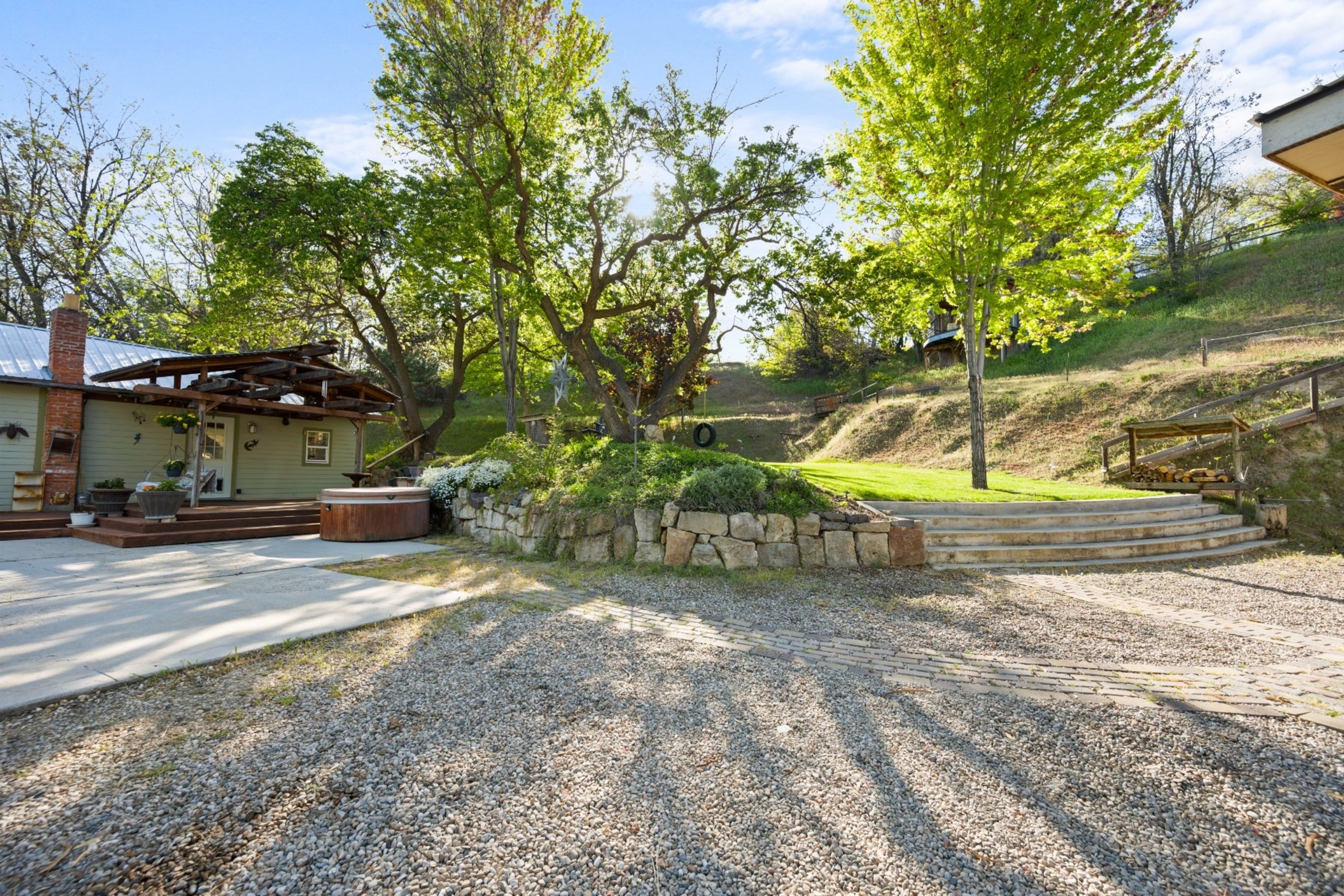  Opportunity to Subdivide - Build Homes With a City & Foothills View - 物件實景