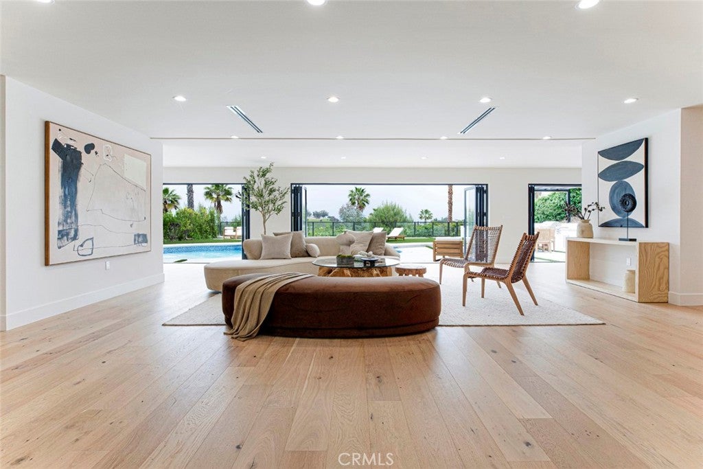 Encino, California, 91316, United States, 6 Bedrooms Bedrooms, ,5 BathroomsBathrooms,Residential,For Sale,1938851