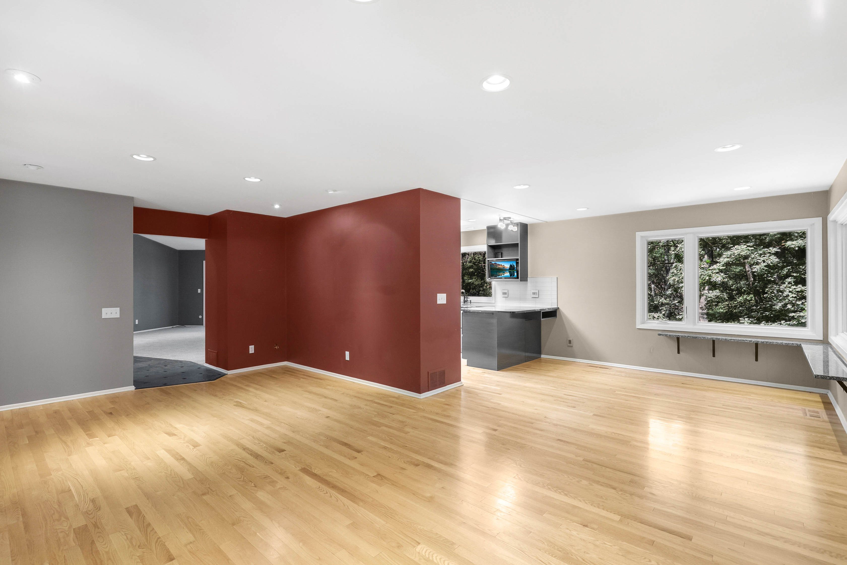  Secluded Wooded Retreat with Beautifully Updated Interiors - 物件實景