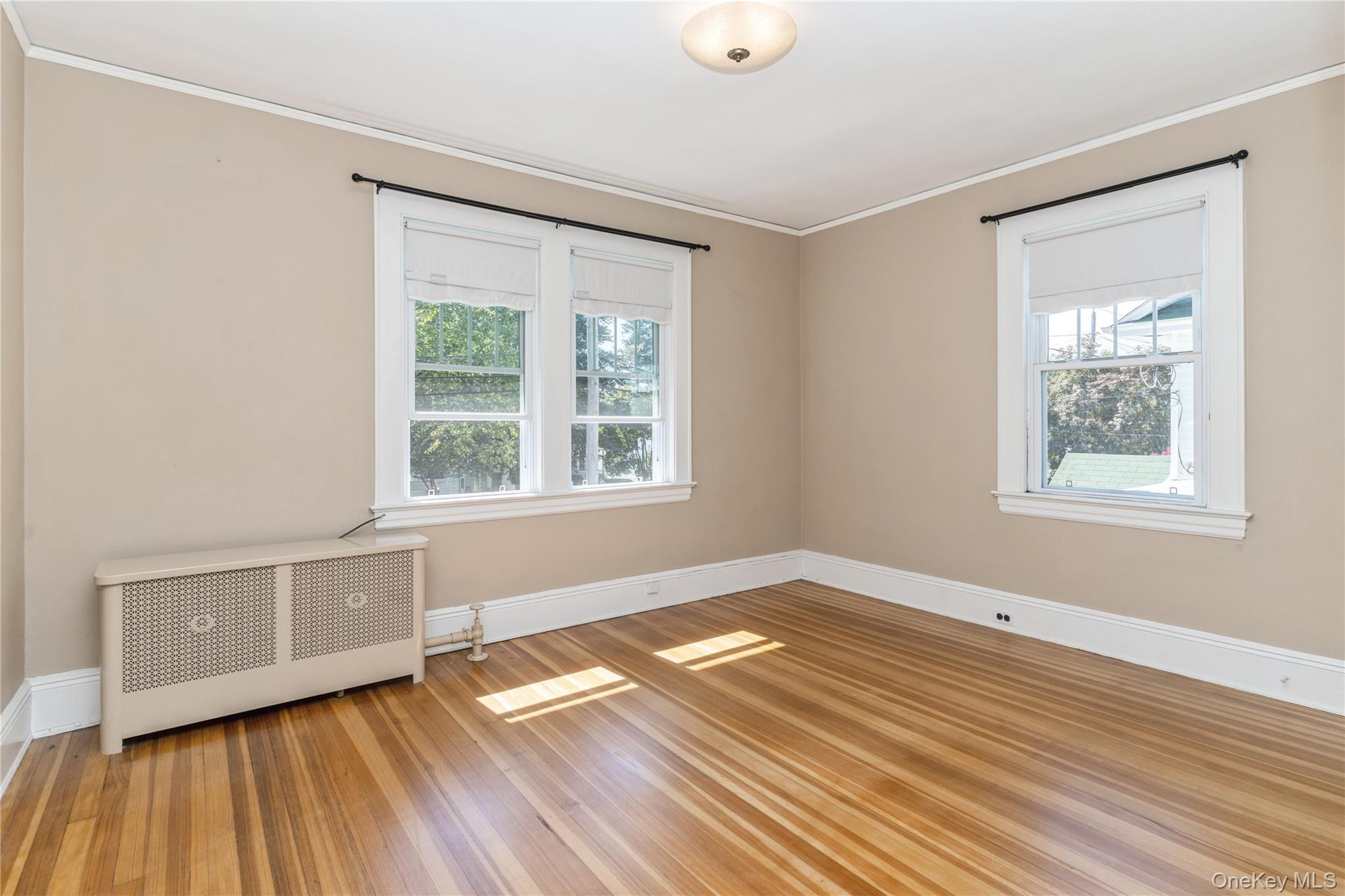 Lynbrook, New York, 11563, United States, 3 Bedrooms Bedrooms, ,2 BathroomsBathrooms,Residential,For Sale,1941758