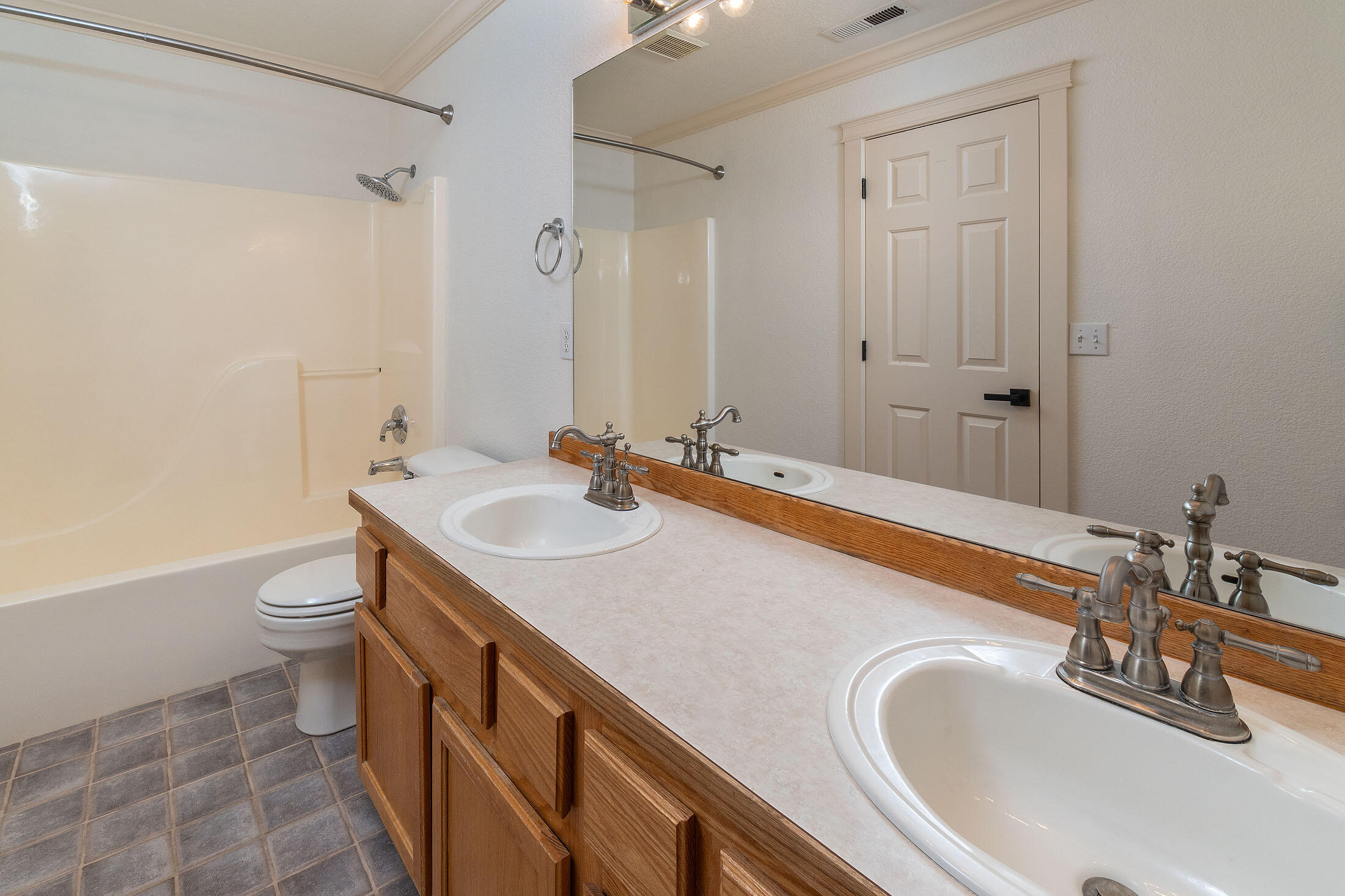 Redmond, Oregon, 97756, United States, 3 Bedrooms Bedrooms, ,3 BathroomsBathrooms,Residential,For Sale,1989039