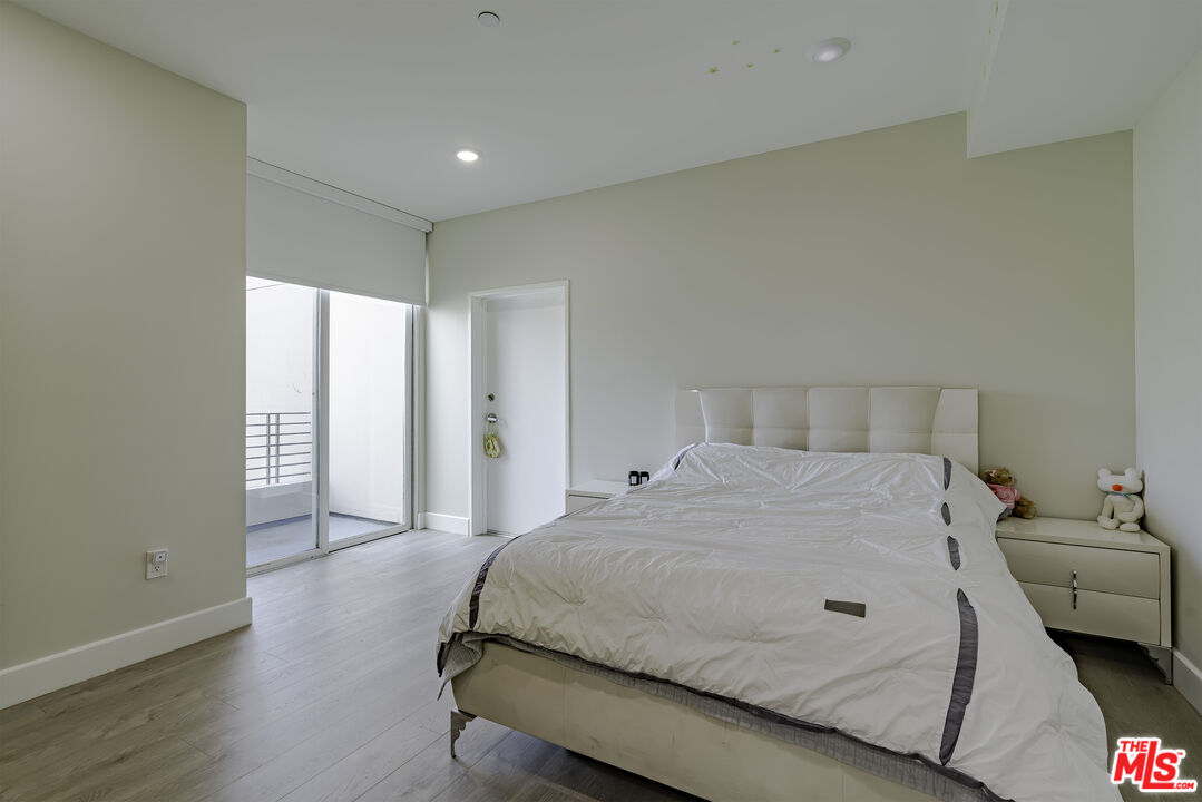 Los Angeles, California, 90010, United States, 3 Bedrooms Bedrooms, ,3 BathroomsBathrooms,Residential,For Sale,1992003