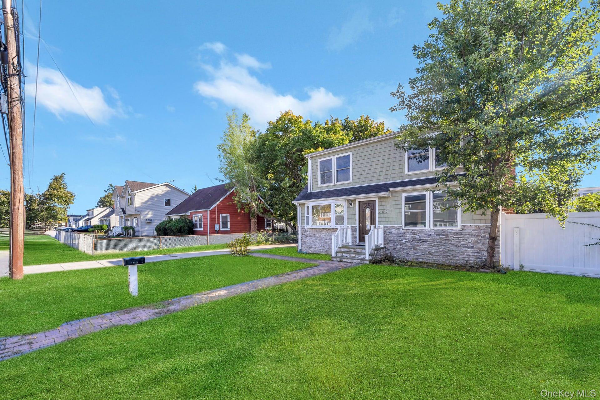 Lindenhurst, New York, 11757, United States, 4 Bedrooms Bedrooms, ,2 BathroomsBathrooms,Residential,For Sale,1965289