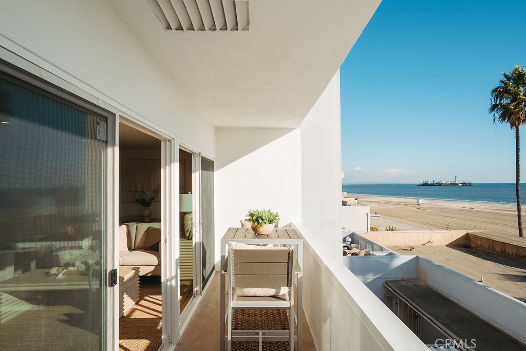 Long Beach, California, 90802, United States, 2 Bedrooms Bedrooms, ,2 BathroomsBathrooms,Residential,For Sale,1994707