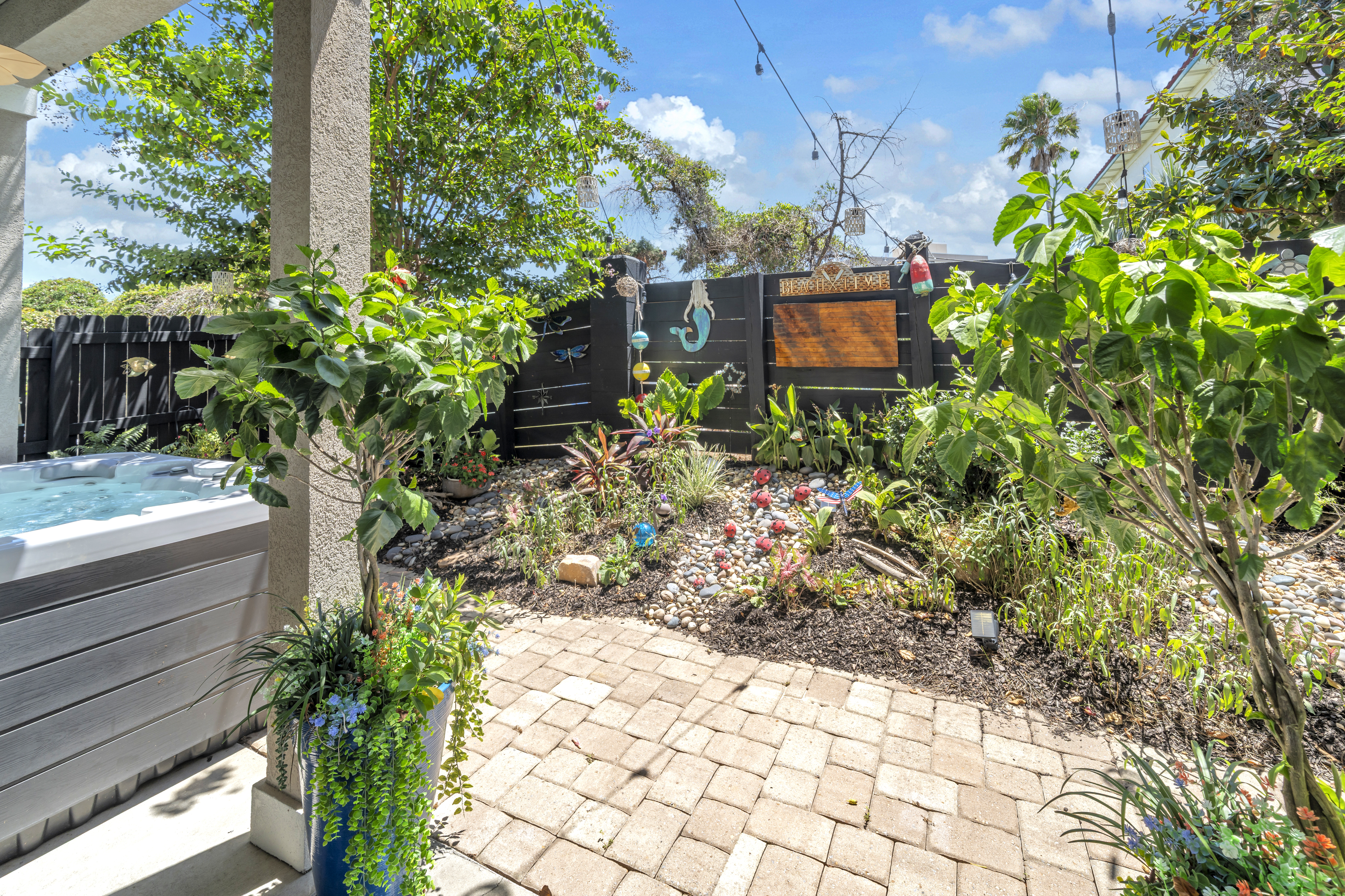  Turnkey Coastal Retreat With Private Garden Oasis - 物件實景