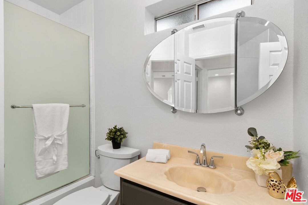 Los Angeles, California, 90048, United States, 4 Bedrooms Bedrooms, ,4 BathroomsBathrooms,Residential,For Sale,1912253