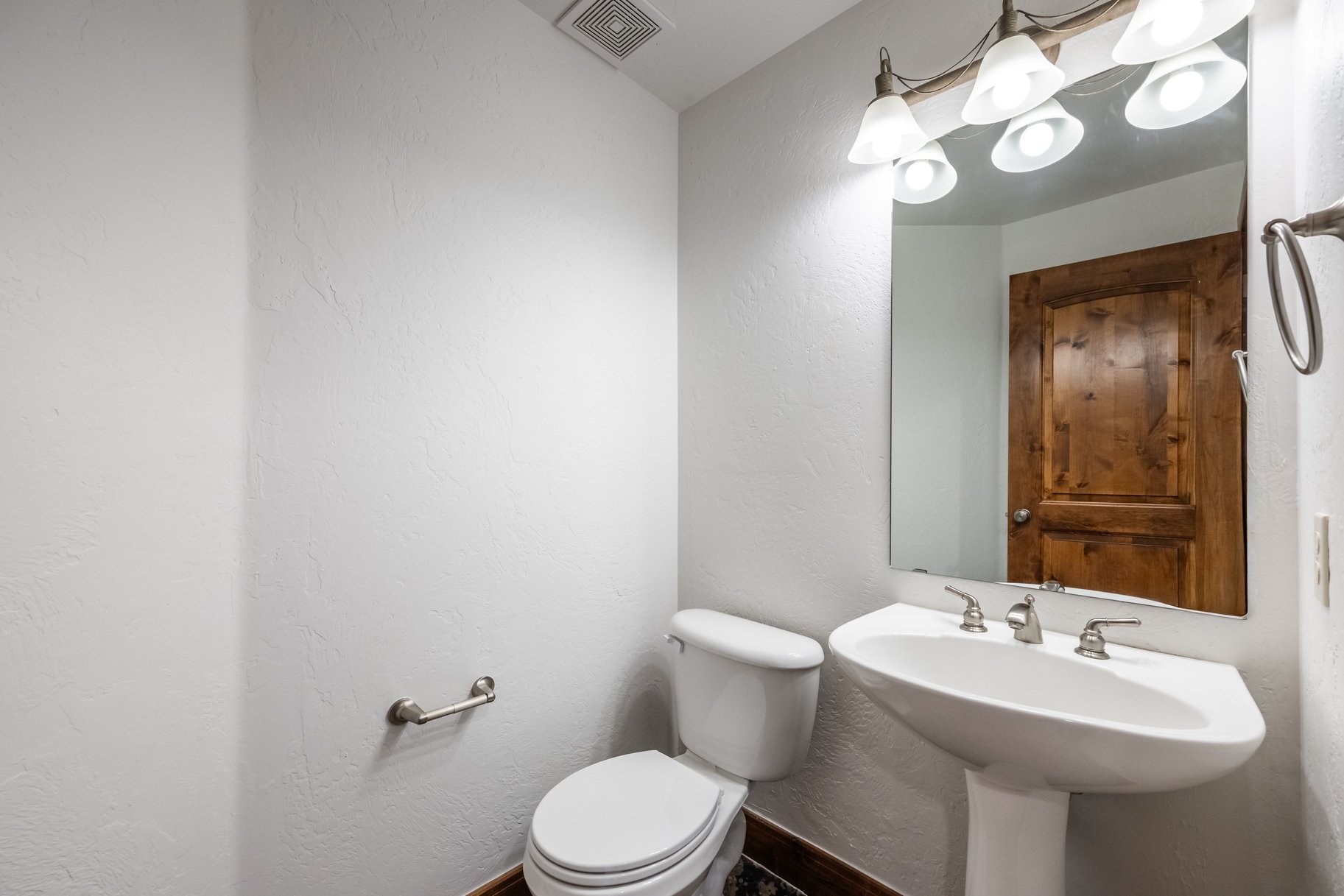  3-Bedroom Fox Point Townhome with 2-Car Garage & Newly Updated Kitchen - 物件實景