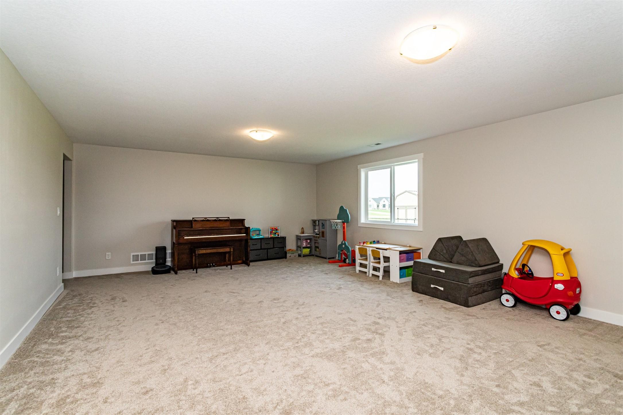 Huxley, Iowa, 50124, United States, 4 Bedrooms Bedrooms, ,3 BathroomsBathrooms,Residential,For Sale,1936905
