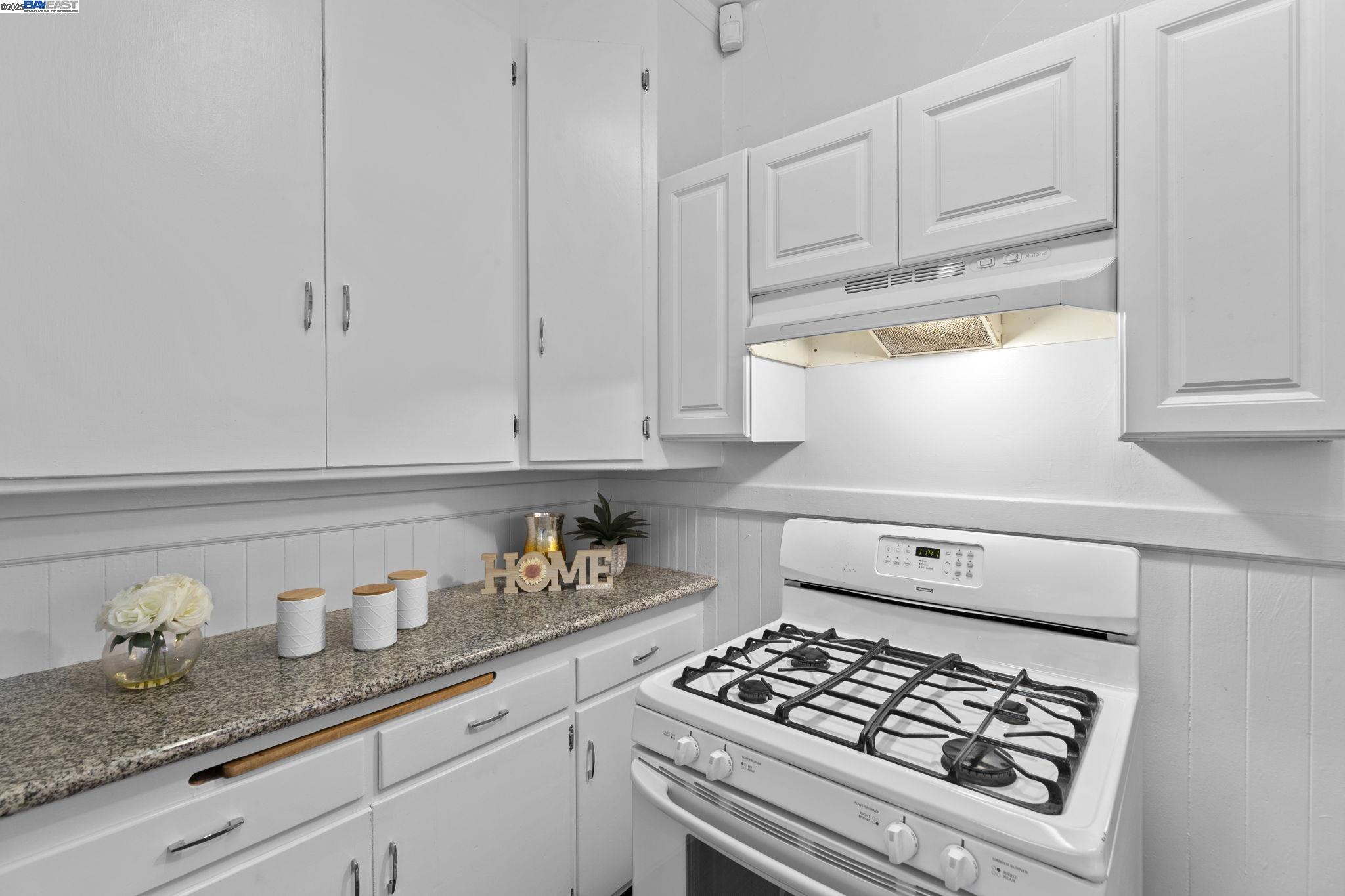 Oakland, California, 94606, United States, 3 Bedrooms Bedrooms, ,2 BathroomsBathrooms,Residential,For Sale,1839089