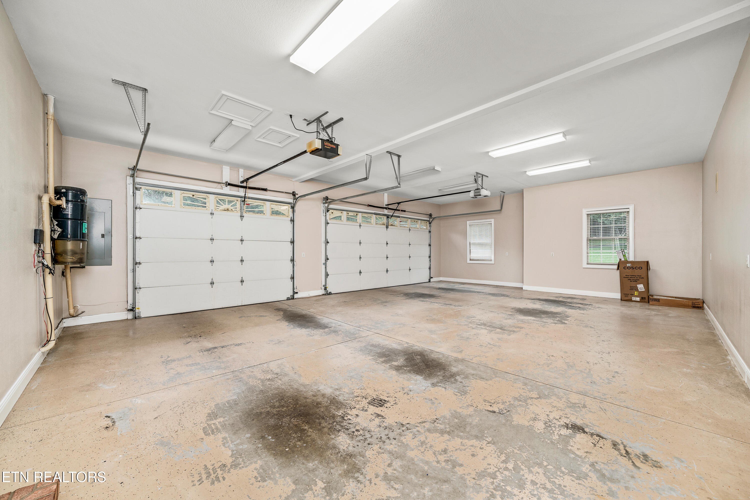 Crossville, Tennessee, 38555, United States, 5 Bedrooms Bedrooms, ,4 BathroomsBathrooms,Residential,For Sale,1990495