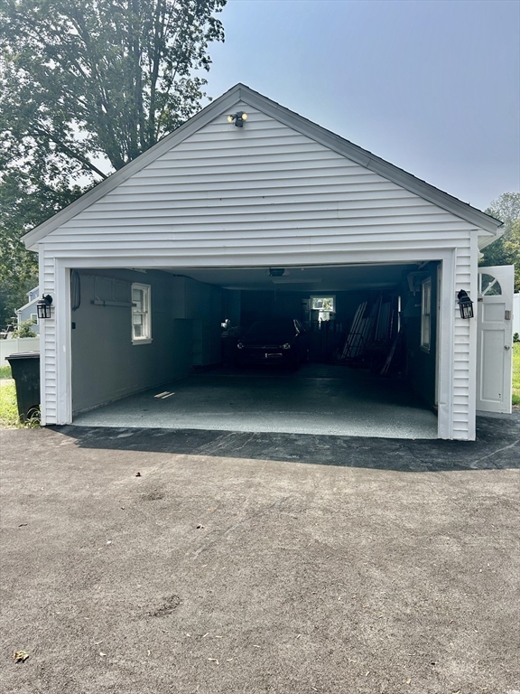 Groveland, Massachusetts, 01834, United States, 4 Bedrooms Bedrooms, ,4 BathroomsBathrooms,Residential,For Sale,1989595