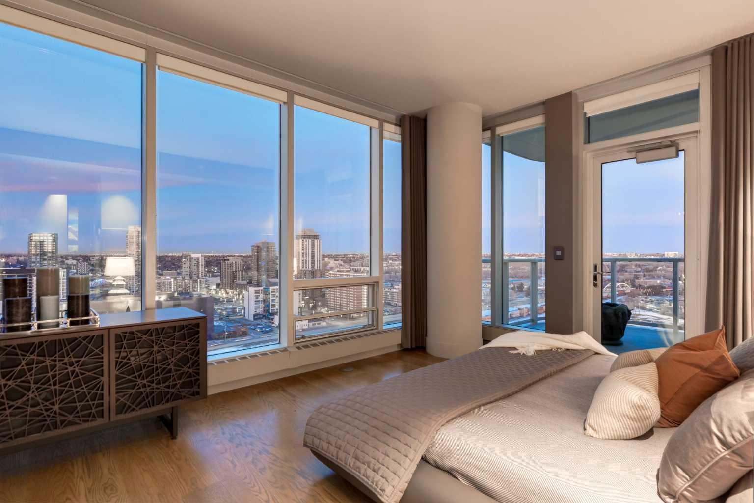 CALGARY, Alberta, T2G 0C7, CA, 2 Bedrooms Bedrooms, ,3 BathroomsBathrooms,Residential,For Sale,1837993