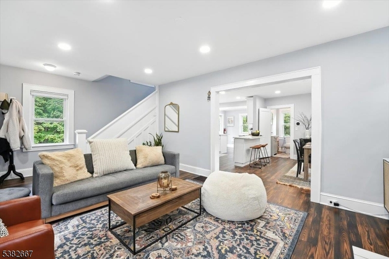 Livingston Twp., New Jersey, 07039, United States, 3 Bedrooms Bedrooms, ,2 BathroomsBathrooms,Residential,For Sale,1940708