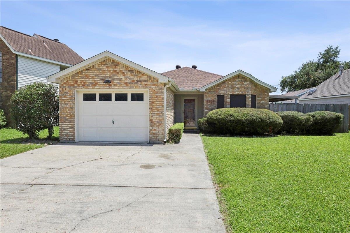 Terrace Cir, West Orange, TX 77630