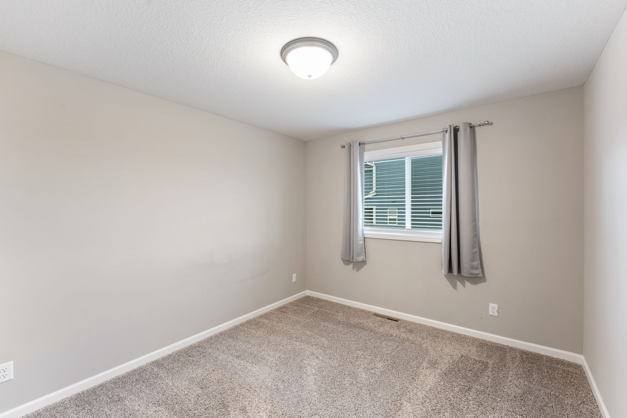  Spacious Walkout Living on a Prime Corner Lot - 物件實景