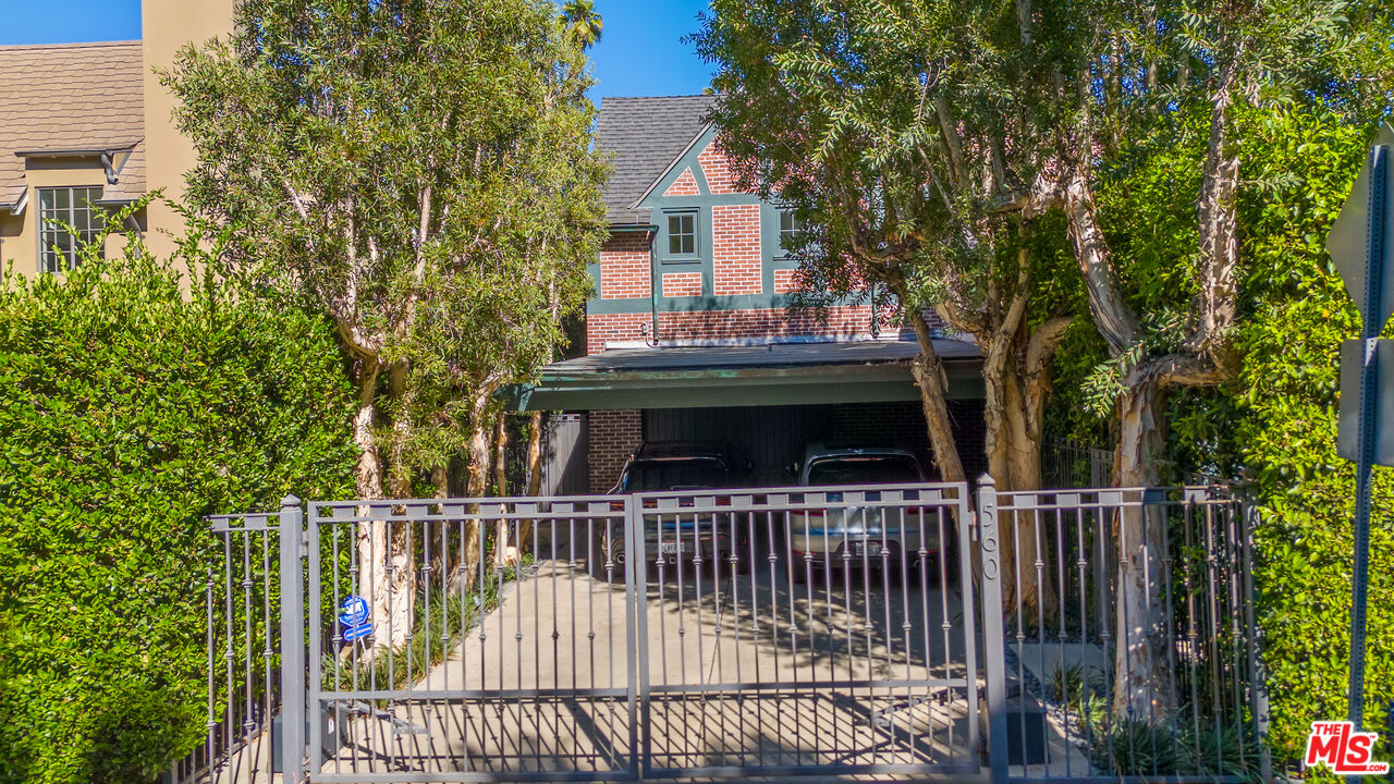 Los Angeles, California, 90020, United States, 5 Bedrooms Bedrooms, ,5 BathroomsBathrooms,Residential,For Sale,1939583
