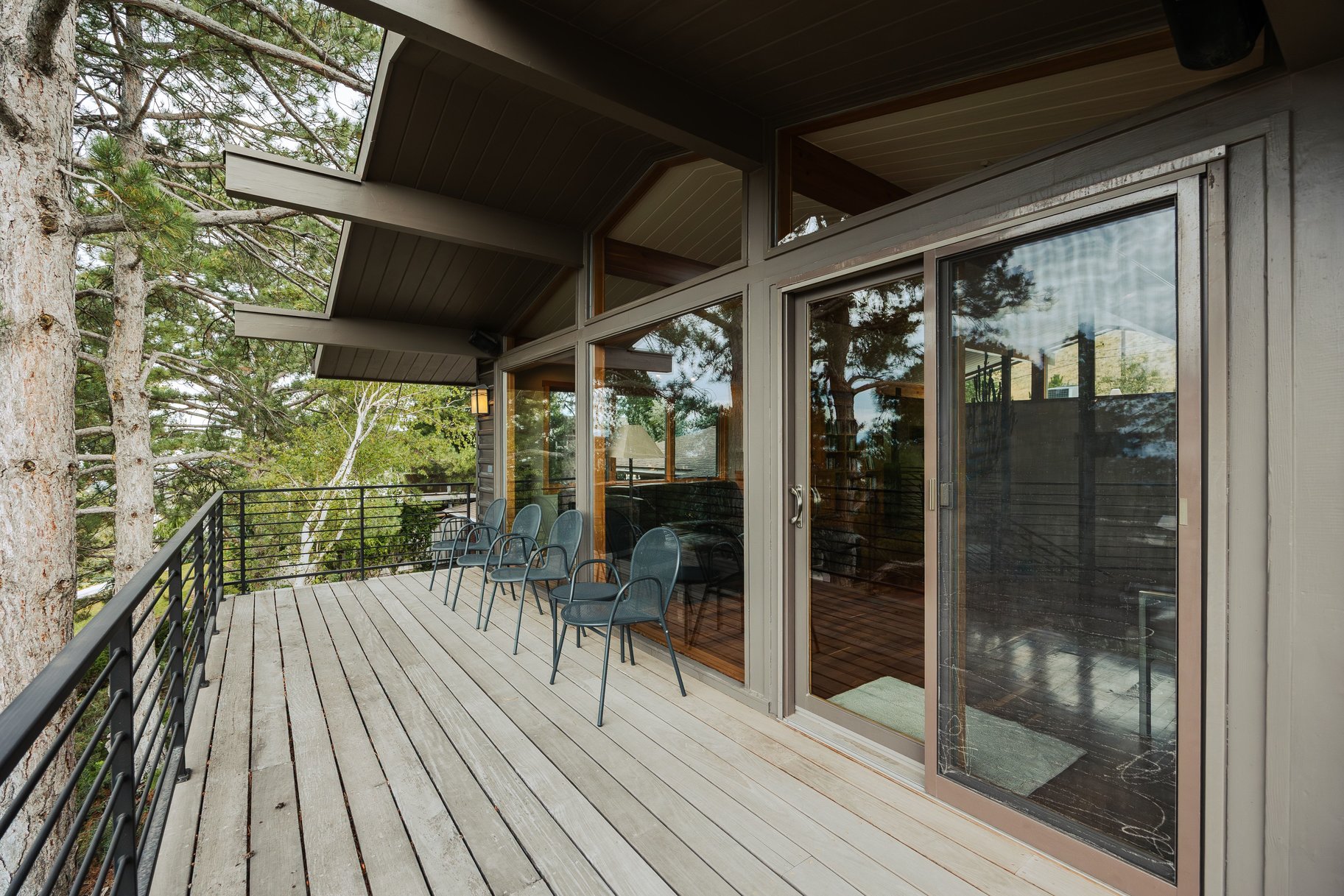  In the Tree Midcentury Modern Backing up to Shoreline Trail - 物件實景