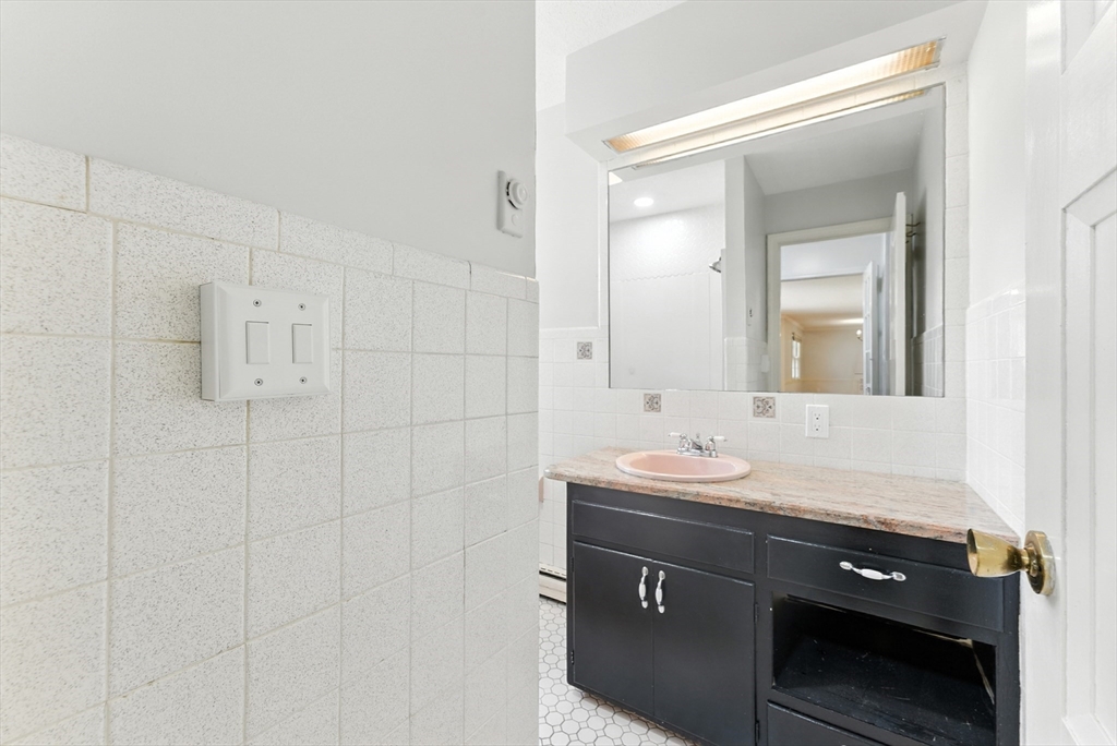 Longmeadow, Massachusetts, 01106, United States, 3 Bedrooms Bedrooms, ,3 BathroomsBathrooms,Residential,For Sale,1933397