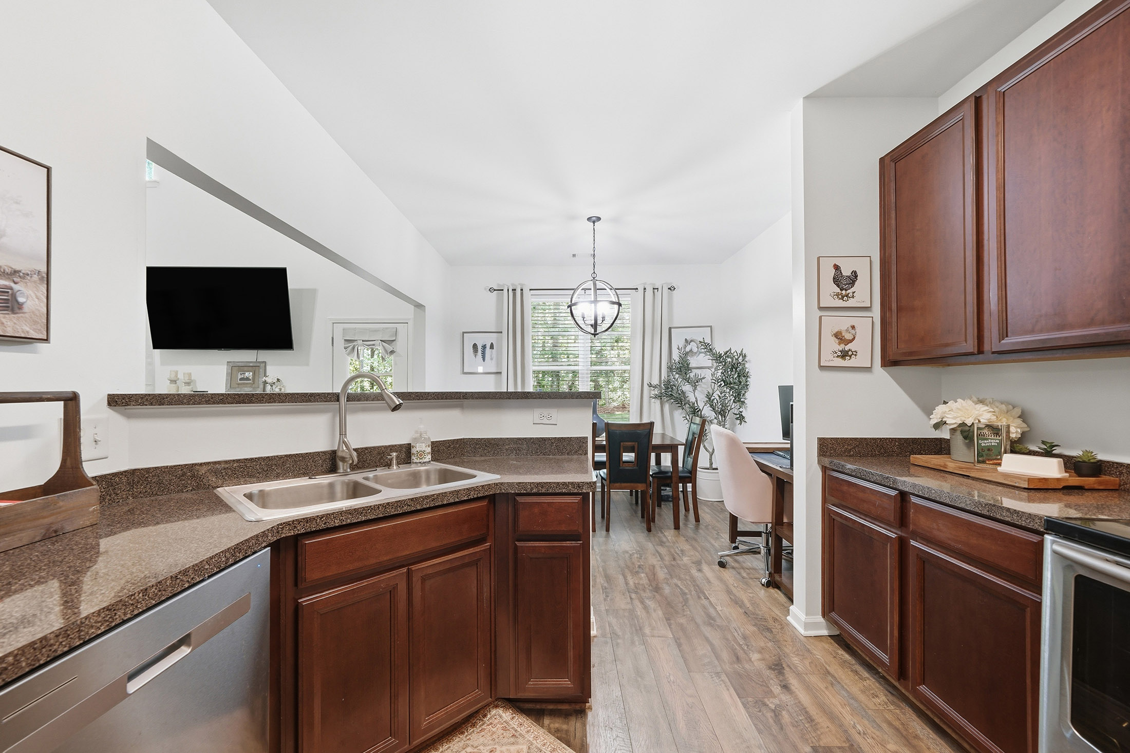  Located in the Sought-After and Low-Maintenance Enclave at Holly Mill Community - 物件實景