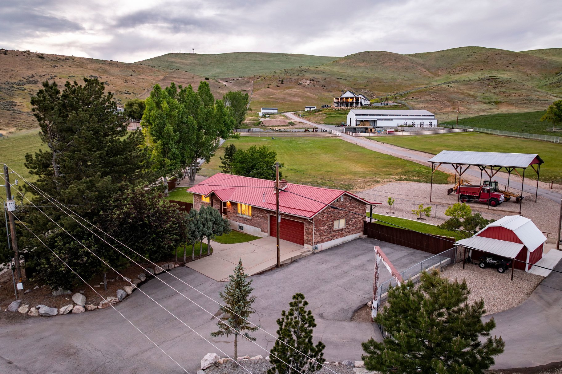  Incredibly Well-Maintained Horse Property with Indoor Arena & Views - 物件實景
