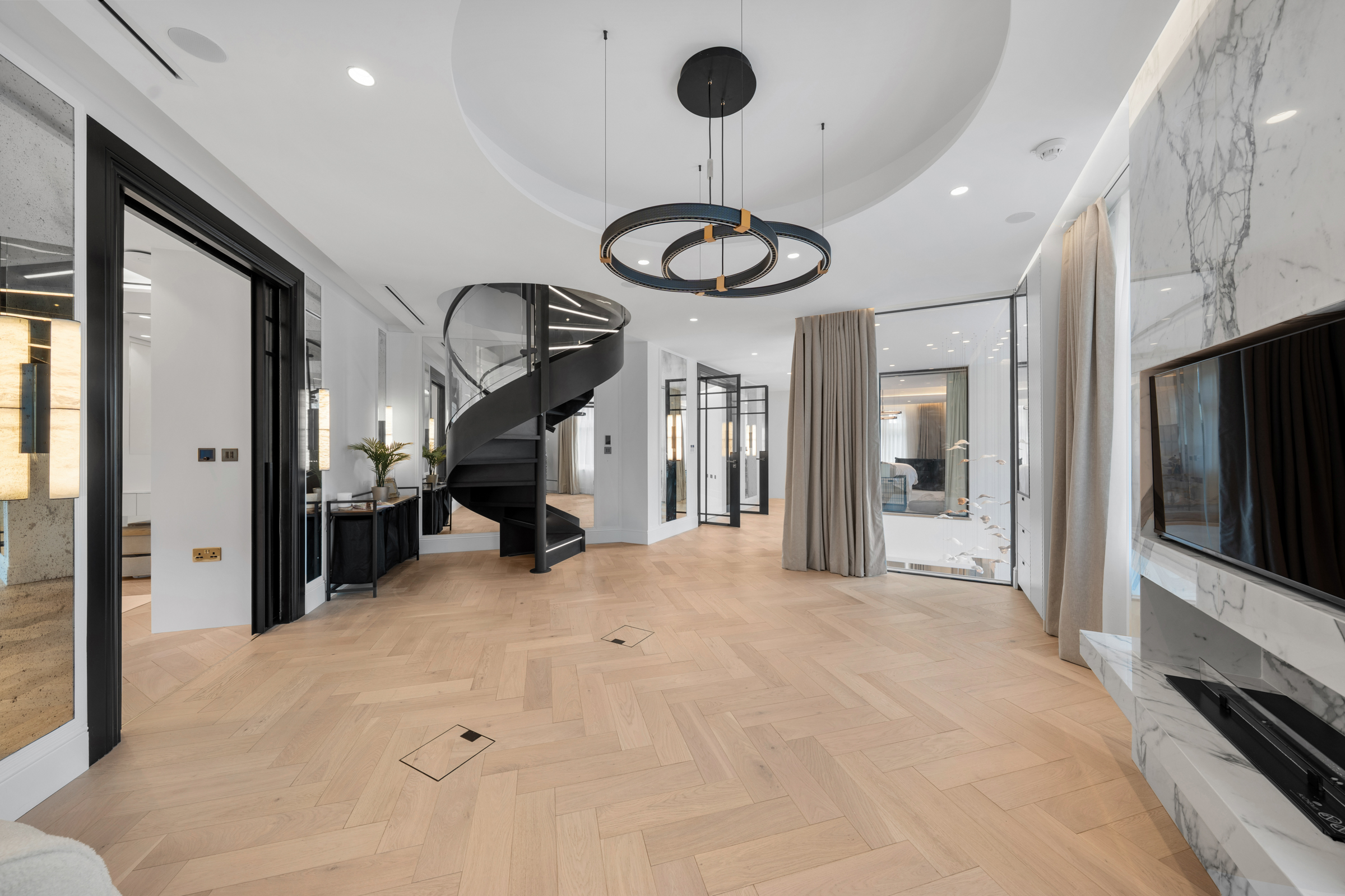  A six-bedroom St George’s Hill house with a private spa and rising-floor pool - 物件實景