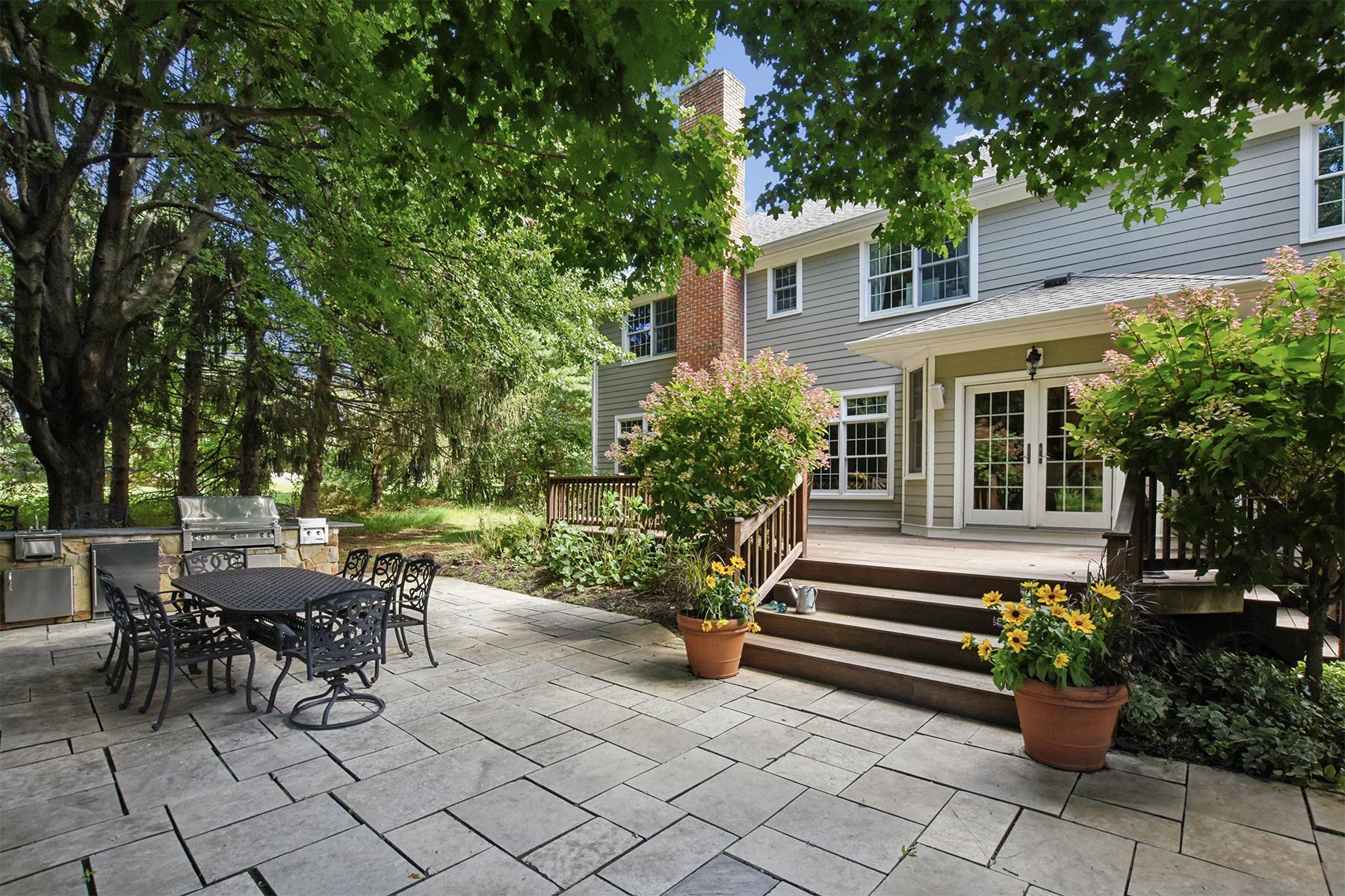  Traditional Colonial Sited Throughfully in a Secluded Neighborhood Setting - 物件實景