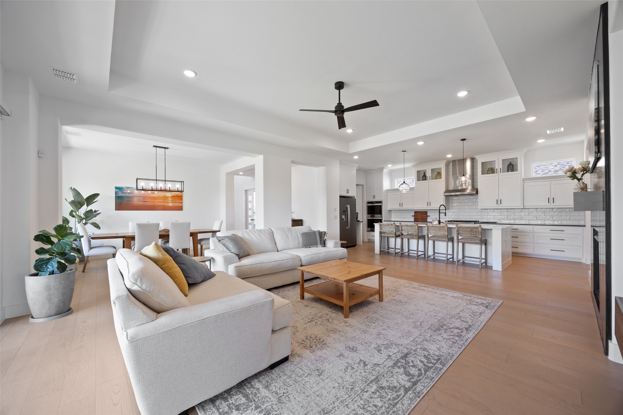 Arlington, Texas, 76005, United States, 4 Bedrooms Bedrooms, ,5 BathroomsBathrooms,Residential,For Sale,1963116