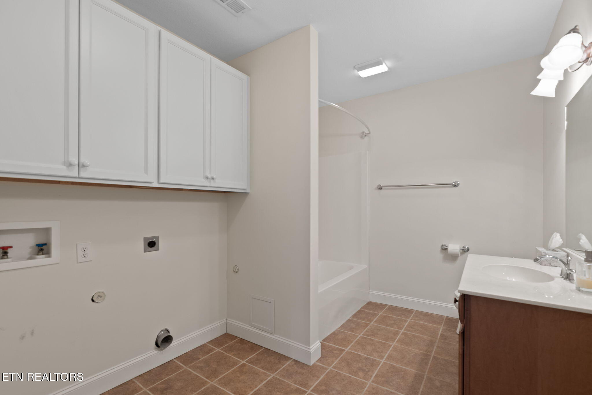 Kingston, Tennessee, 37763, United States, 3 Bedrooms Bedrooms, ,4 BathroomsBathrooms,Residential,For Sale,1885979