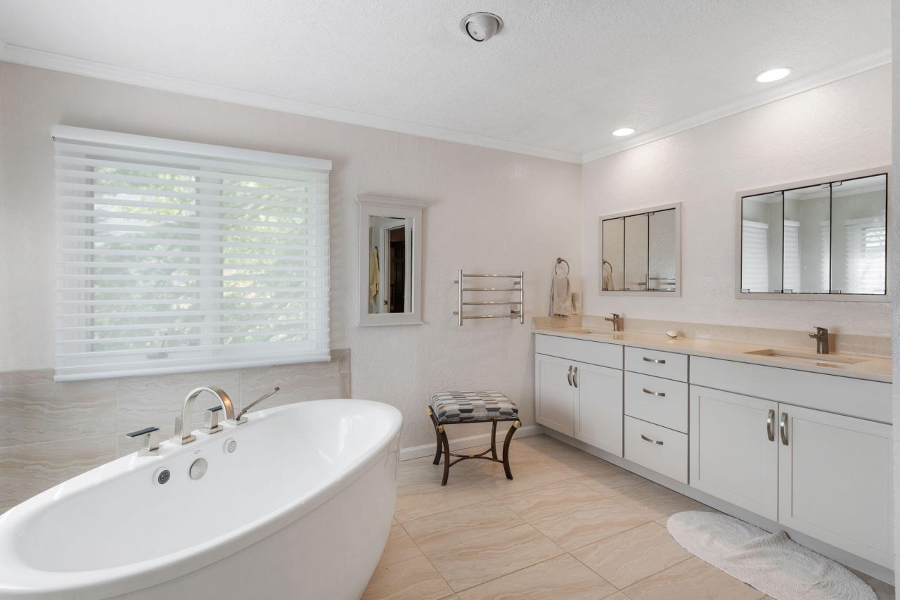 Albuquerque, New Mexico, 87111, United States, 4 Bedrooms Bedrooms, ,3 BathroomsBathrooms,Residential,For Sale,1906383