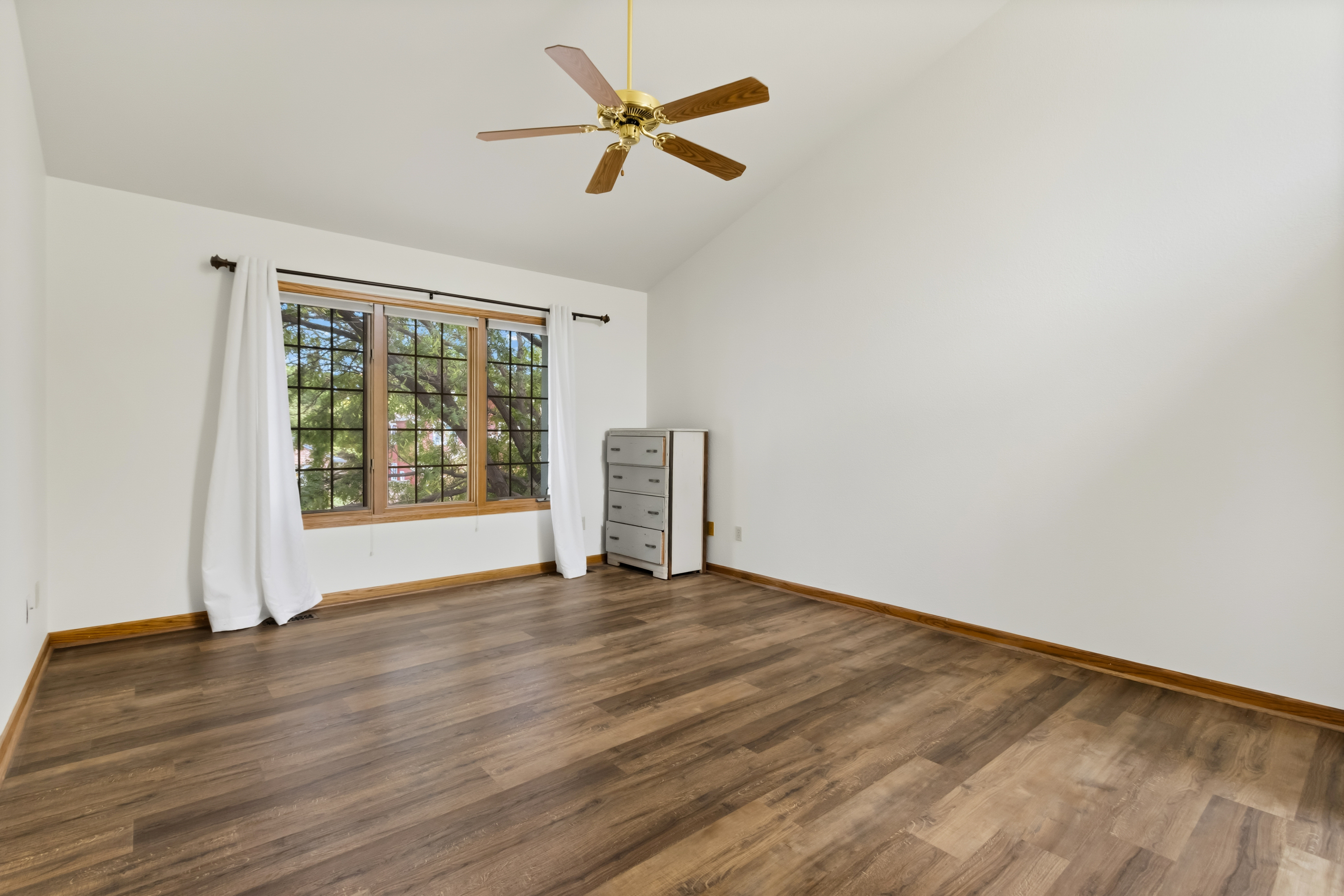  Beautifully Maintained Home in the Tree-Lined Oakridge Neighborhood - 物件實景
