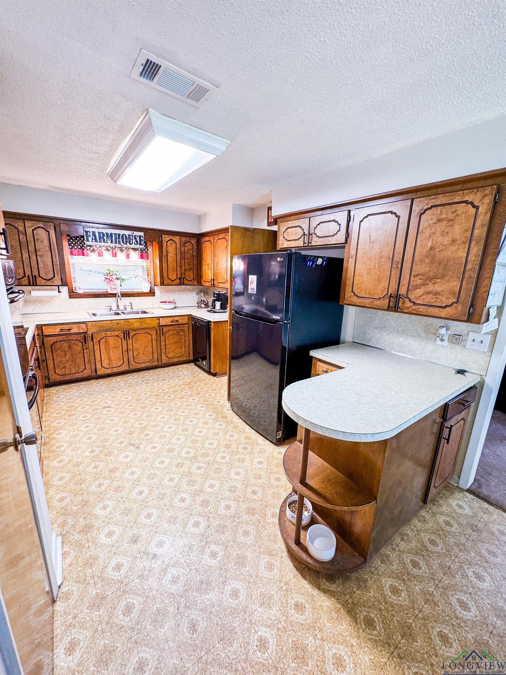 Linden, Texas, 75563, United States, 3 Bedrooms Bedrooms, ,3 BathroomsBathrooms,Residential,For Sale,1974630