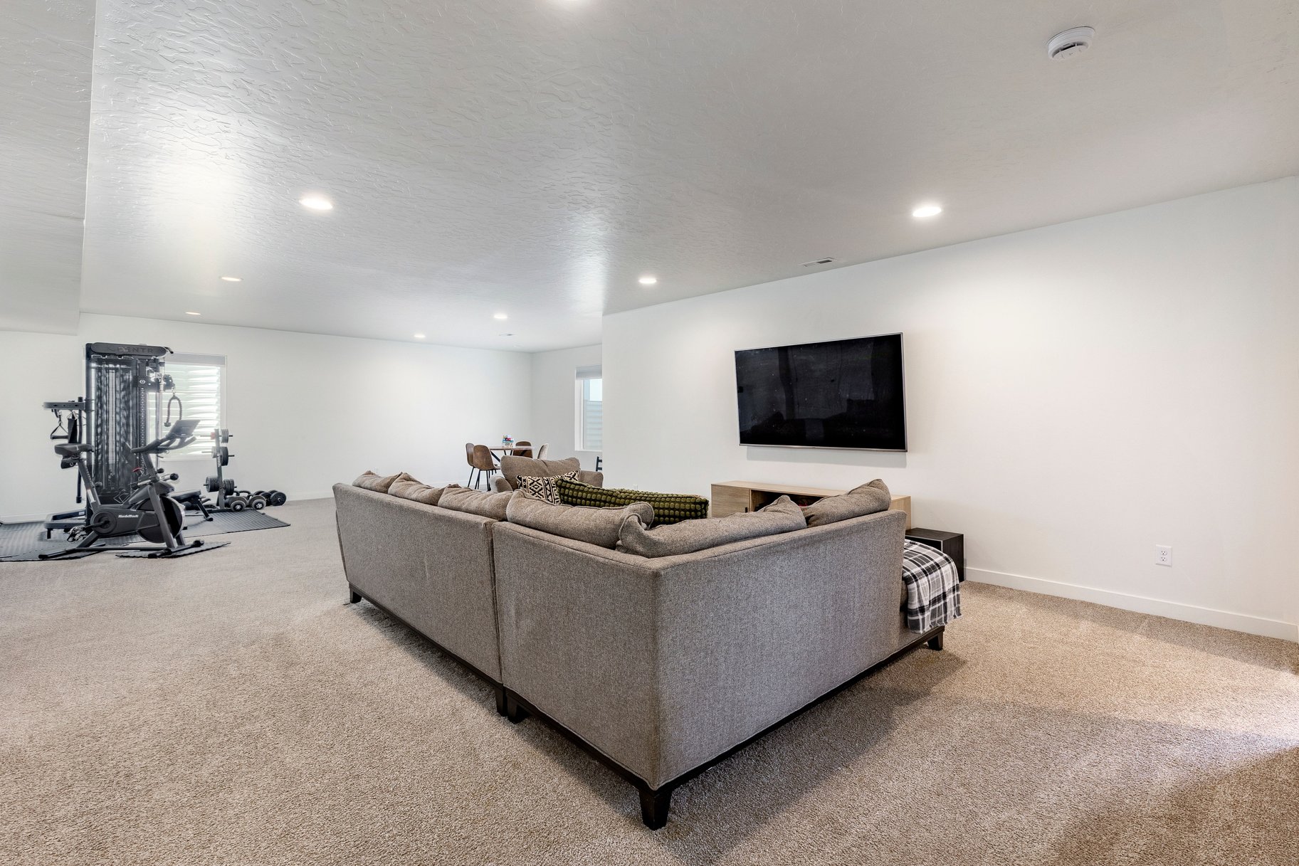  Spacious rambler with ADU. Open design and backyard made for living. - 物件實景