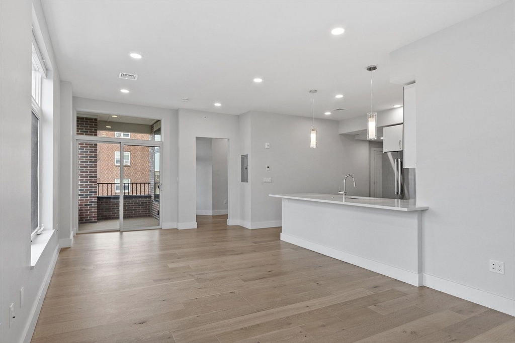 Somerville, Massachusetts, 02143, United States, 2 Bedrooms Bedrooms, ,2 BathroomsBathrooms,Residential,For Sale,1737786