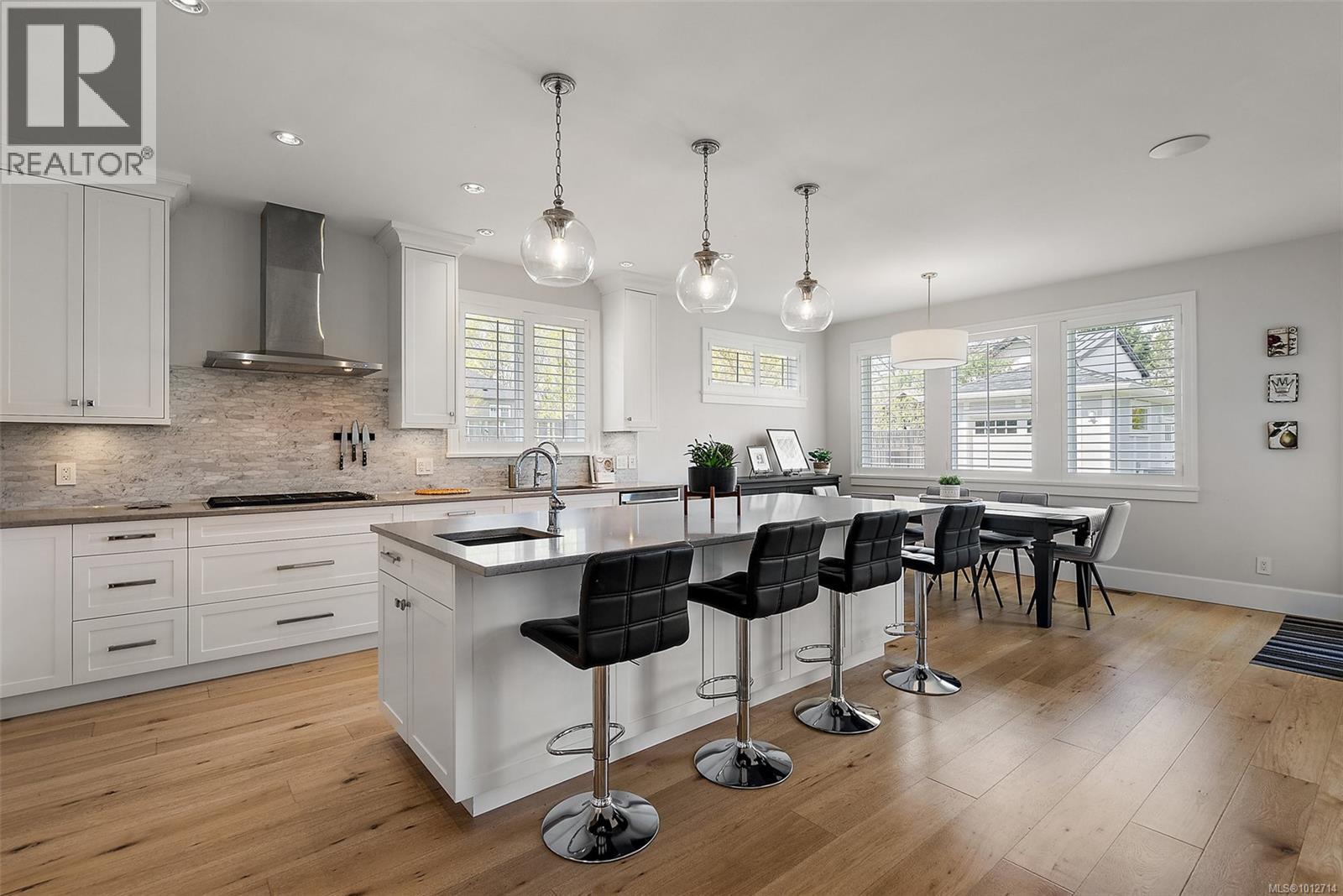 OAK BAY, British Columbia, V8S 2W2, CA, 3 Bedrooms Bedrooms, ,3 BathroomsBathrooms,Residential,For Sale,1949531